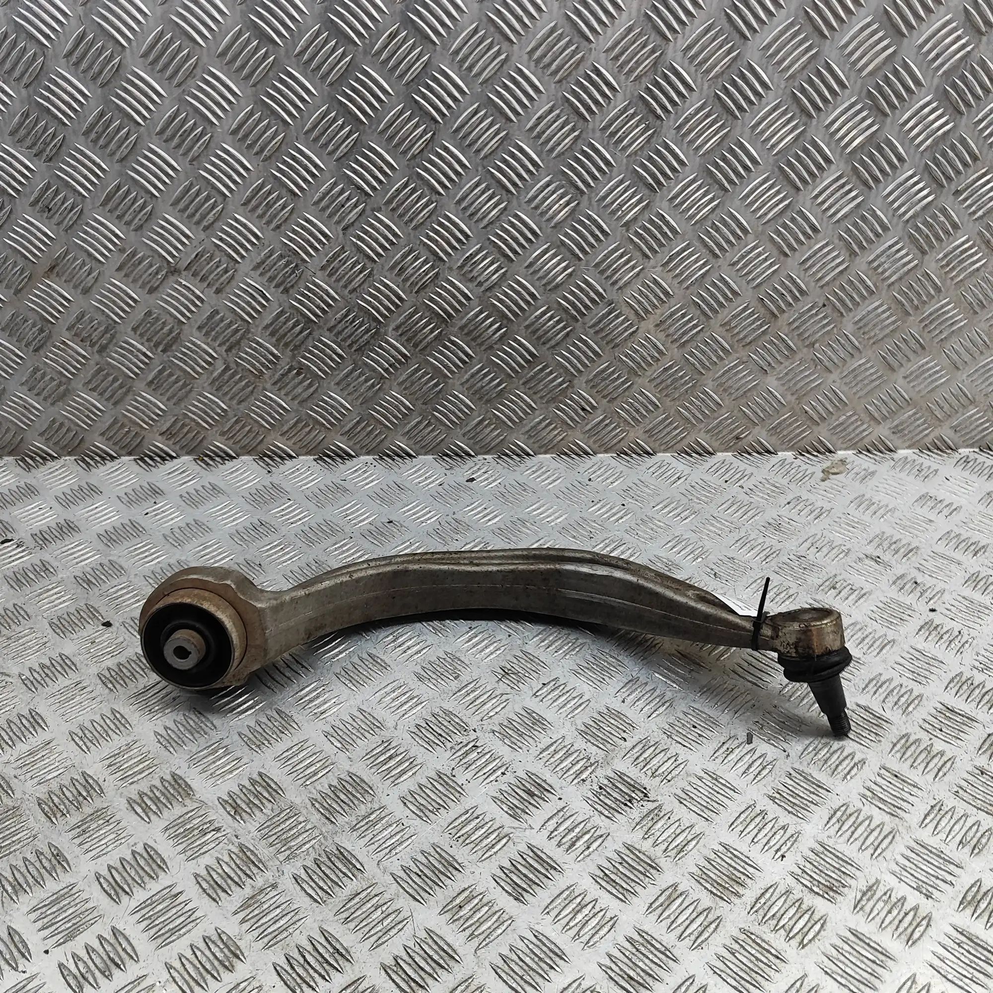 Audi Q5 (FY) Front Right Curved Control Arm Front Right Curved Control Arm — AUDI Q5 (FY) (...