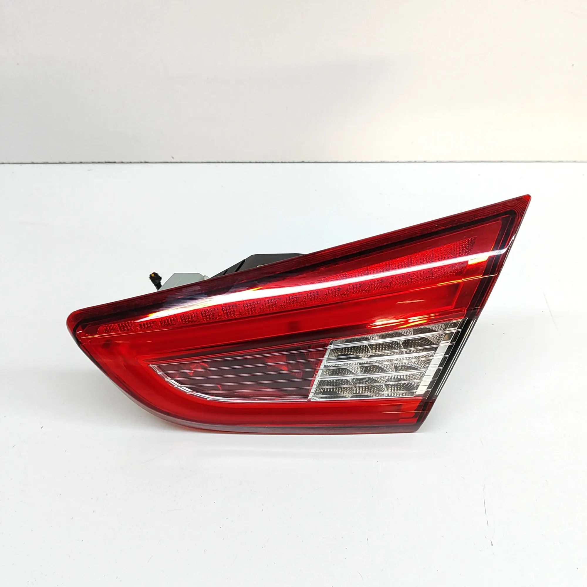 Maserati Ghibli Right Side Tailgate Tail Light Right Side Tailgate Tail Light — MASERATI GHIBL...