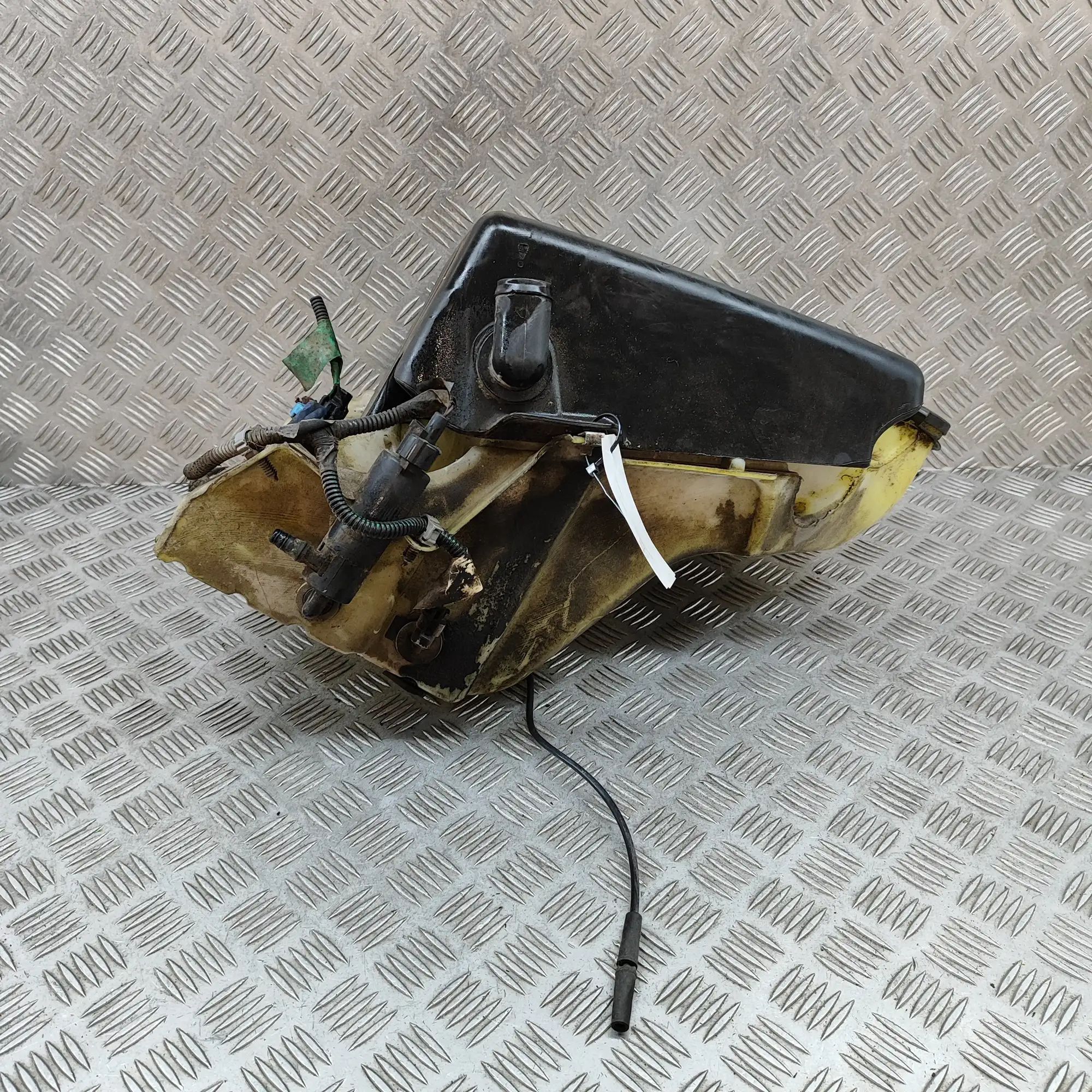 Chevrolet TrailBlazer Window Washer Tank Window Washer Tank — CHEVROLET TRAILBLAZER (KC_...