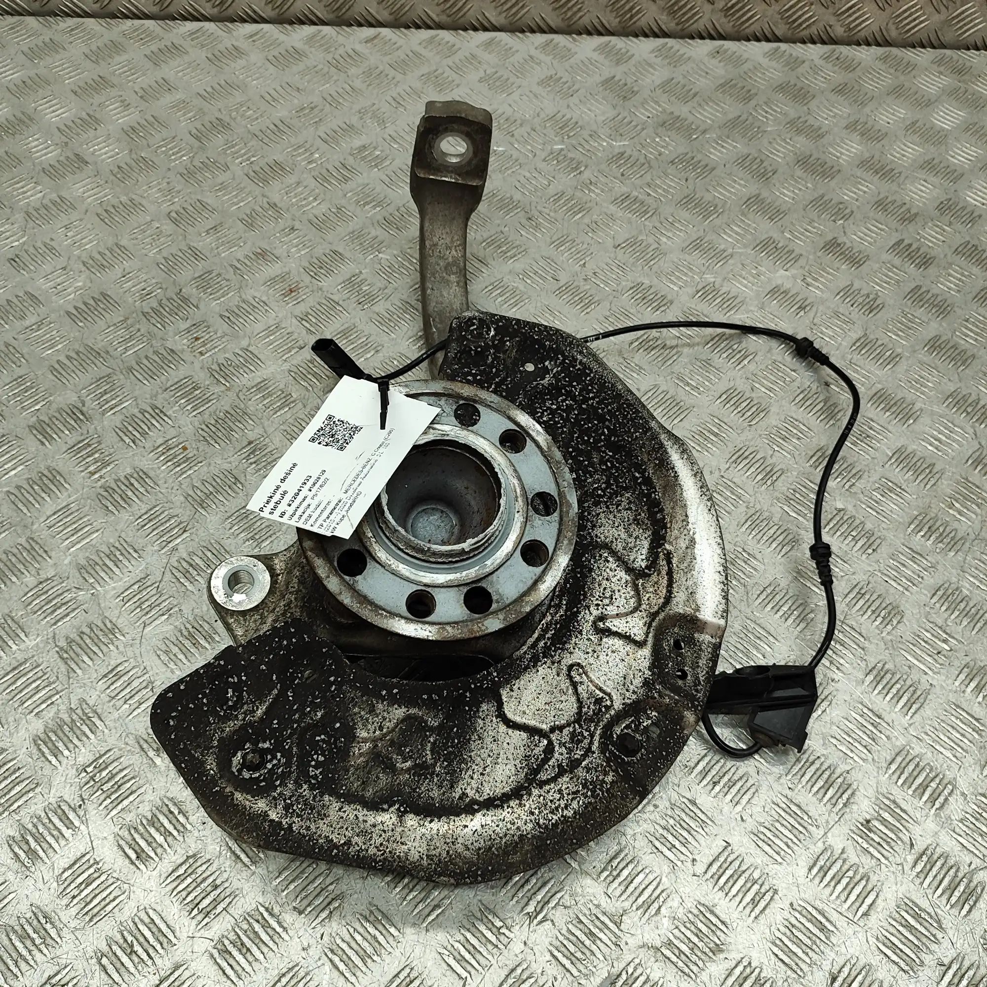 Mercedes-Benz A (W177) Front Right Wheel Hub Front Right Wheel Hub — MERCEDES BENZ C-CLASS C...