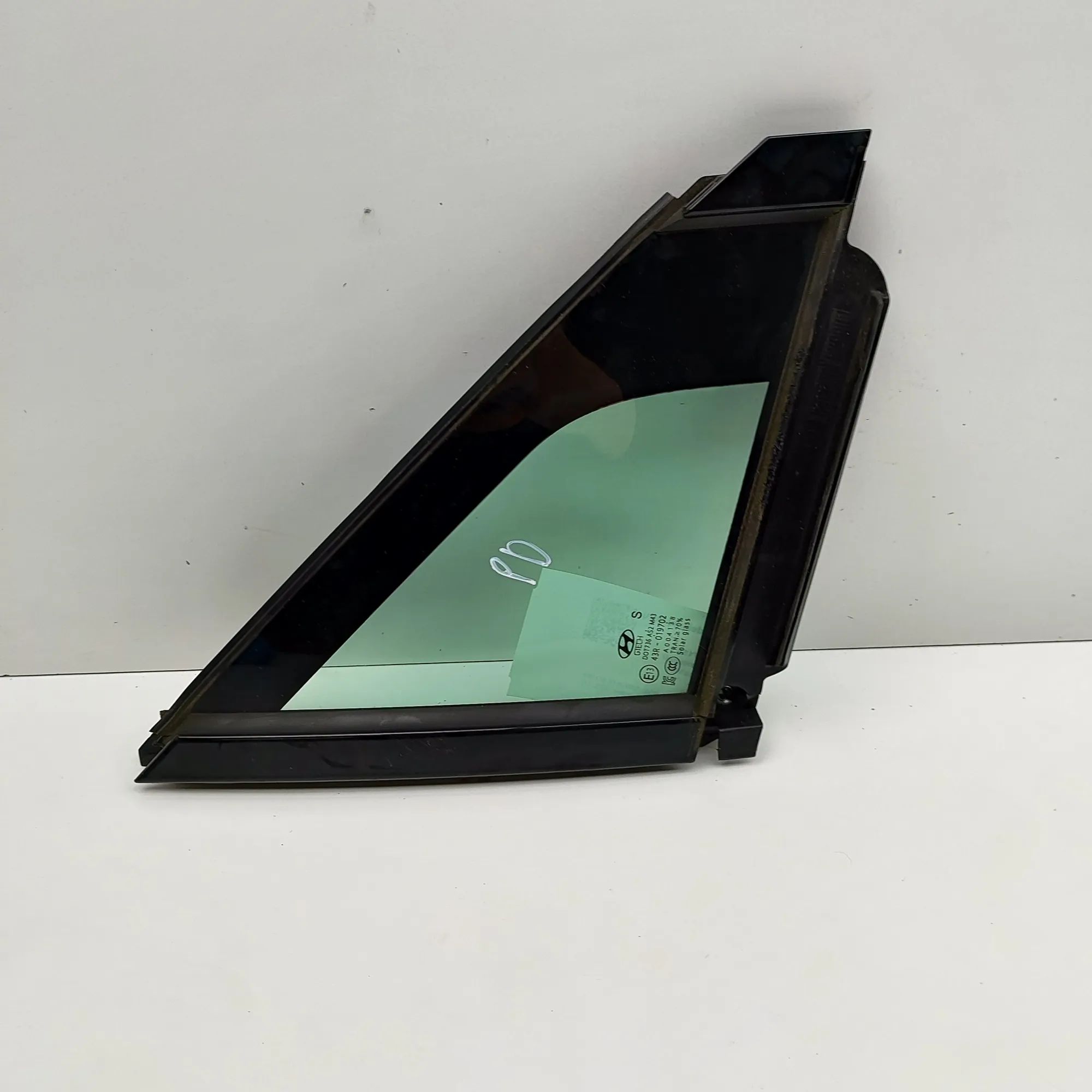 Hyundai Santa Fe Door quarter window — front right Door quarter window — front right — HYUNDAI SAN...