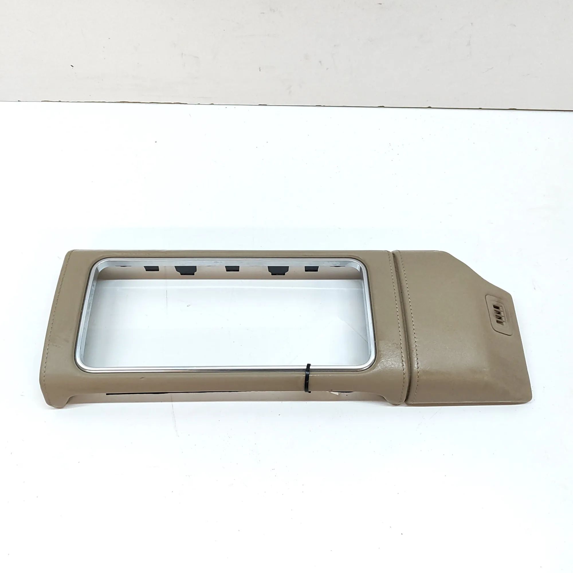 Land Rover Range Rover (L405) Navigation screen trim Navigation screen trim — LAND ROVER RANGE ROVER...