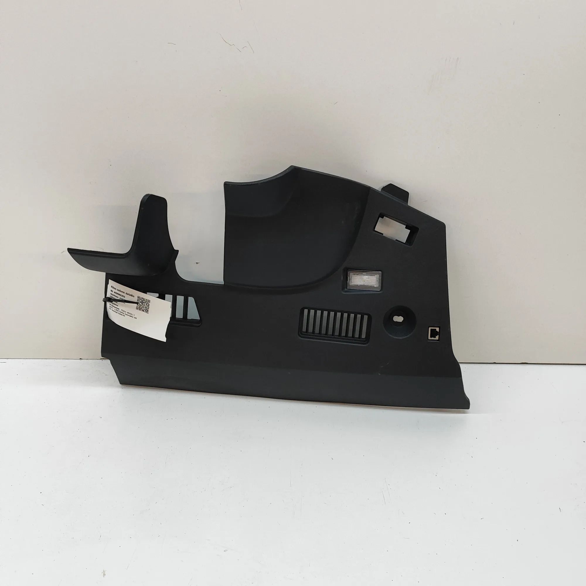 Tesla Model Y Lower dashboard trim Lower dashboard trim — TESLA MODEL Y (2019-...)...