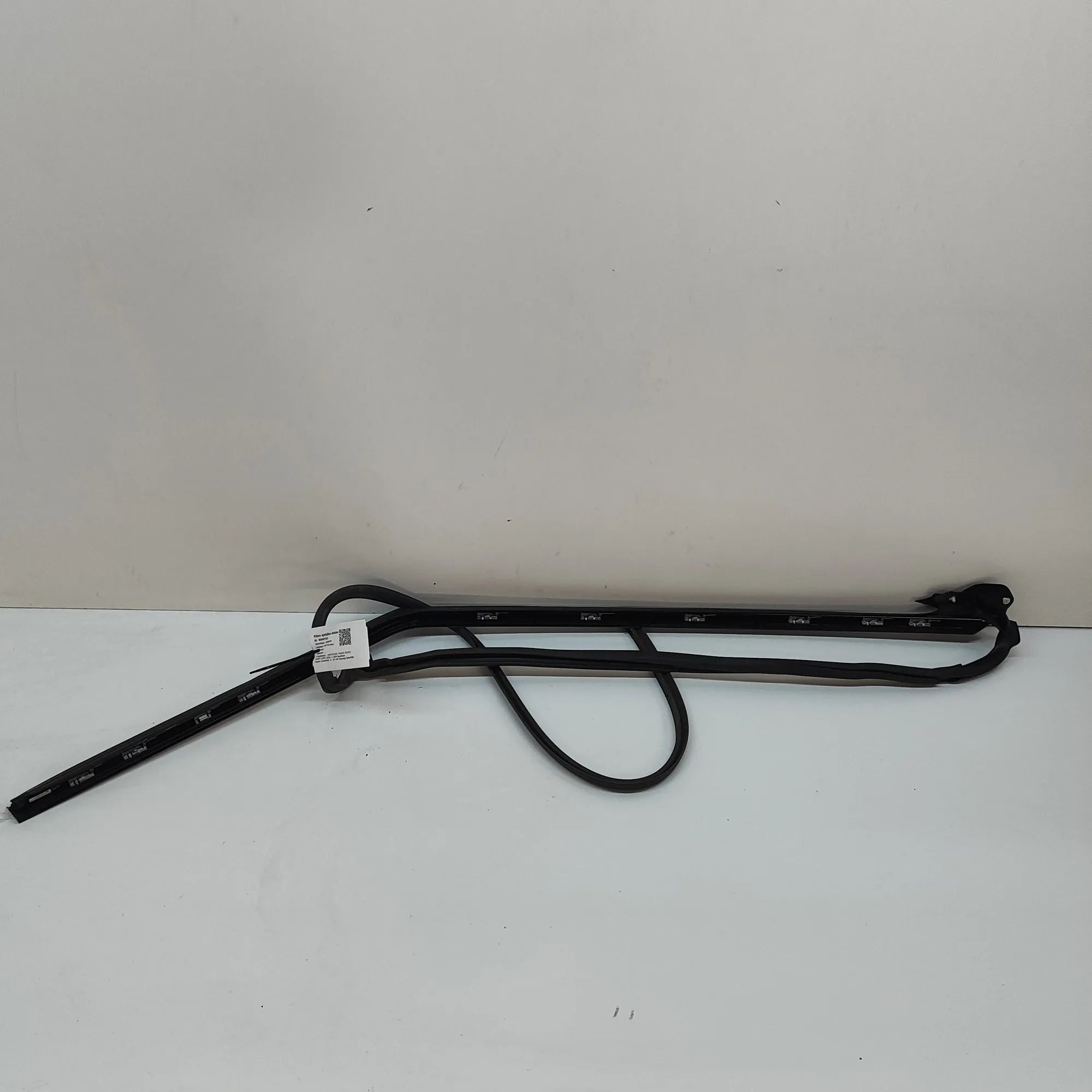 Land Rover Range Rover Sport (L461) Upper door trim strip — front left Upper door trim strip — front left — LAND ROVER...