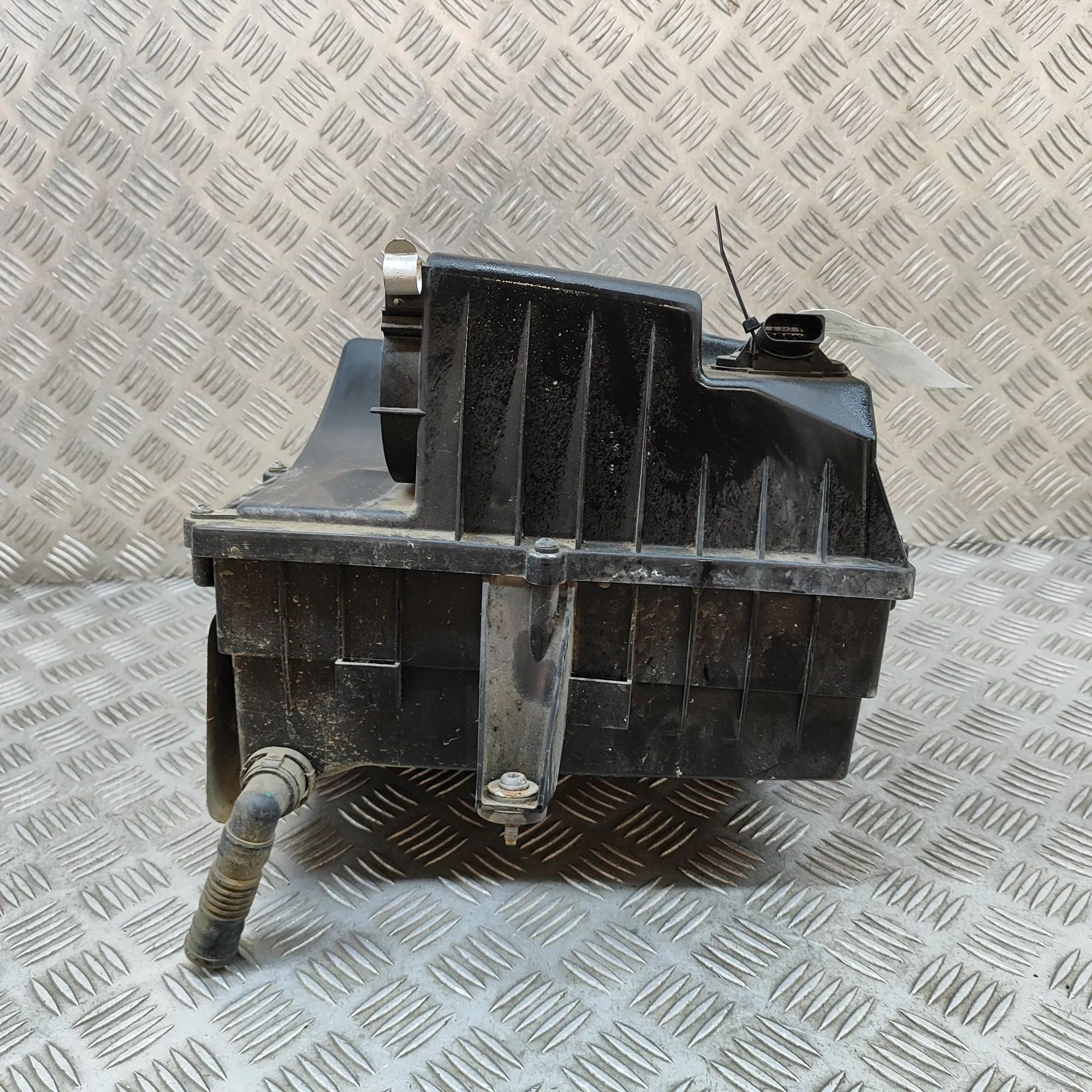 Volkswagen Amarok Ilmanpuhdistin  Air Filter Box — VW AMAROK (2H_, S1B) (2010-202...