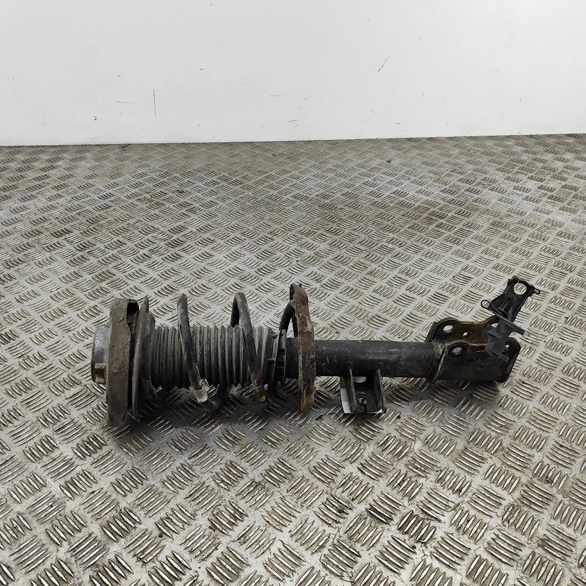 Mercedes-Benz GLA (X156) Shock absorber — front left Shock absorber — front left — MERCEDES BENZ GLA...