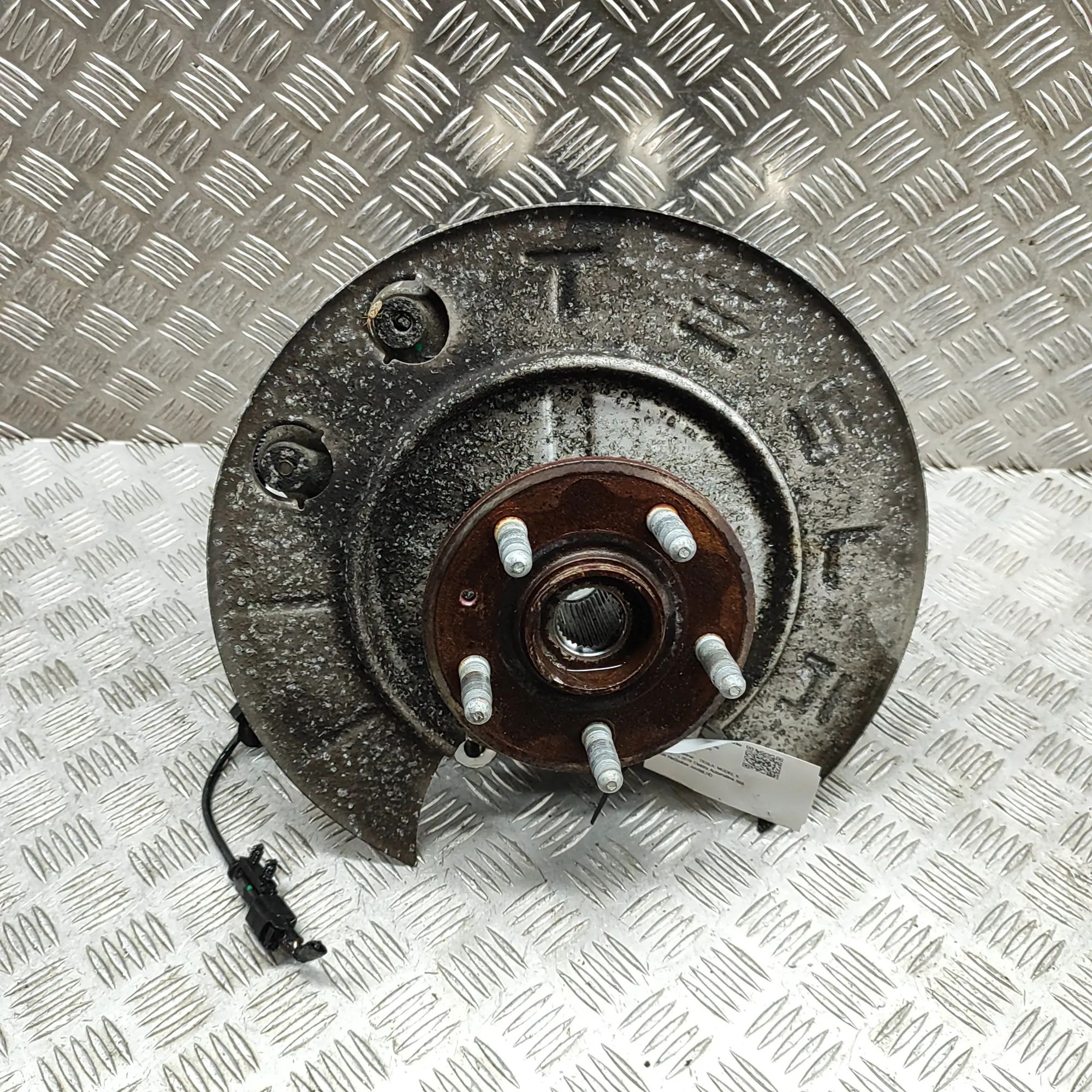 Tesla Model X Rear Right Wheel Hub Rear Right Wheel Hub — TESLA MODEL X (2013-...)...