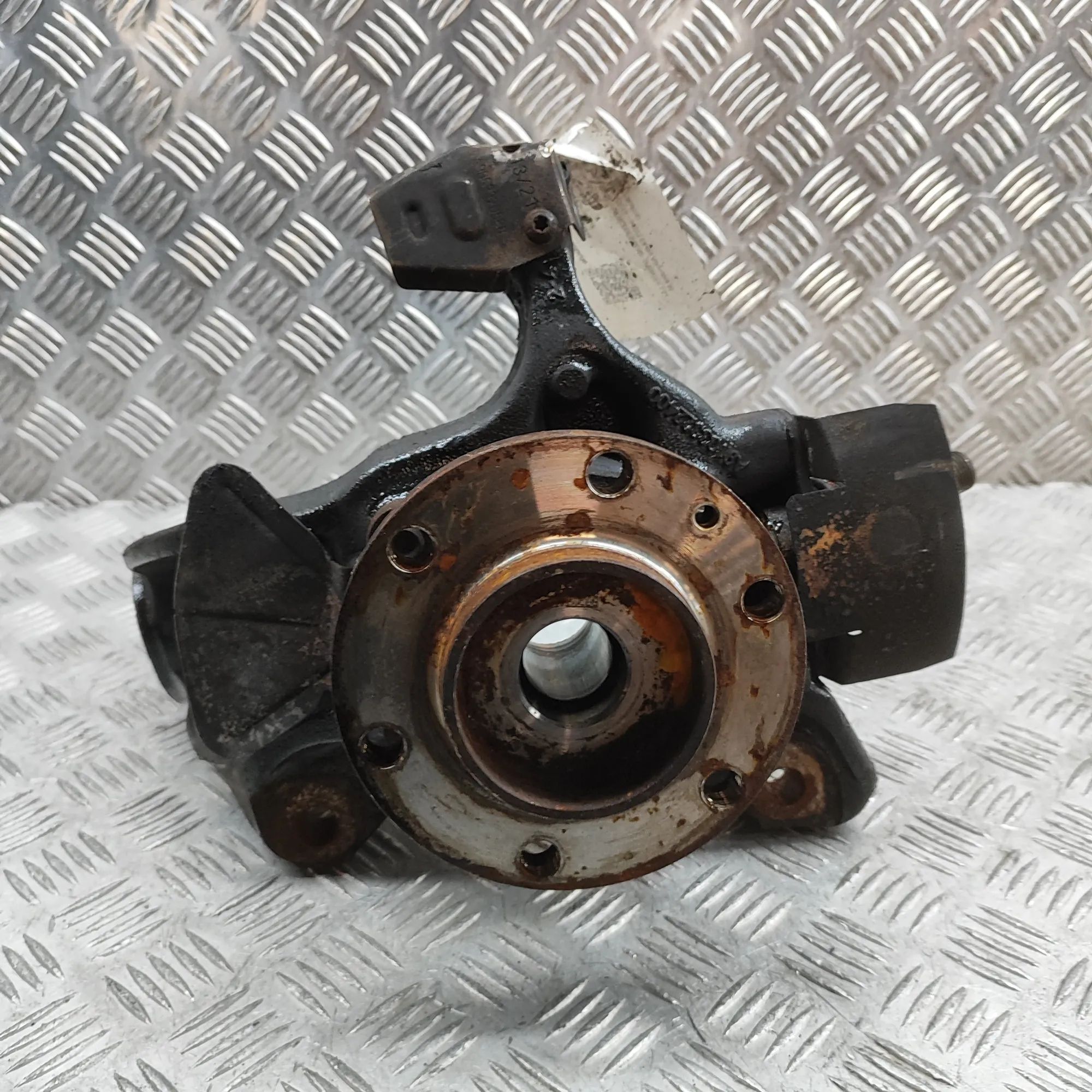 Mercedes-Benz Sprinter (W907 / W910)  Front Left Wheel Hub Front Left Wheel Hub — MERCEDES BENZ SPRINTER (...