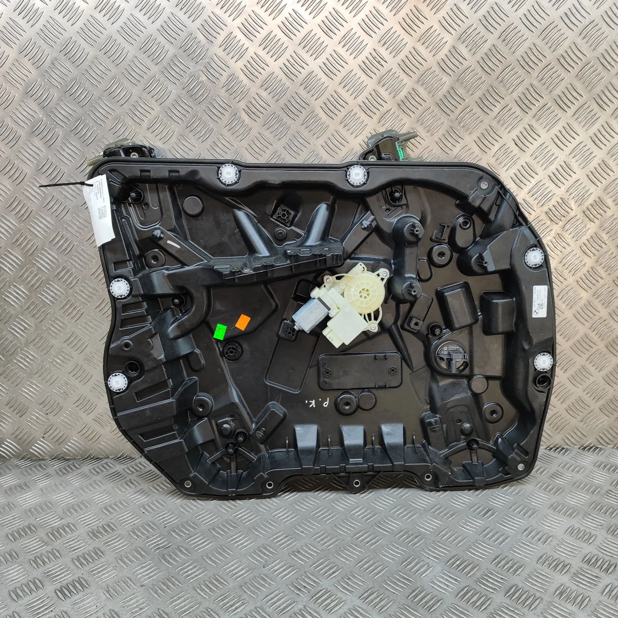 BMW X7 (G07) Front Left Door Window Regulator Front Left Door Window Regulator — BMW X7 (G07)...