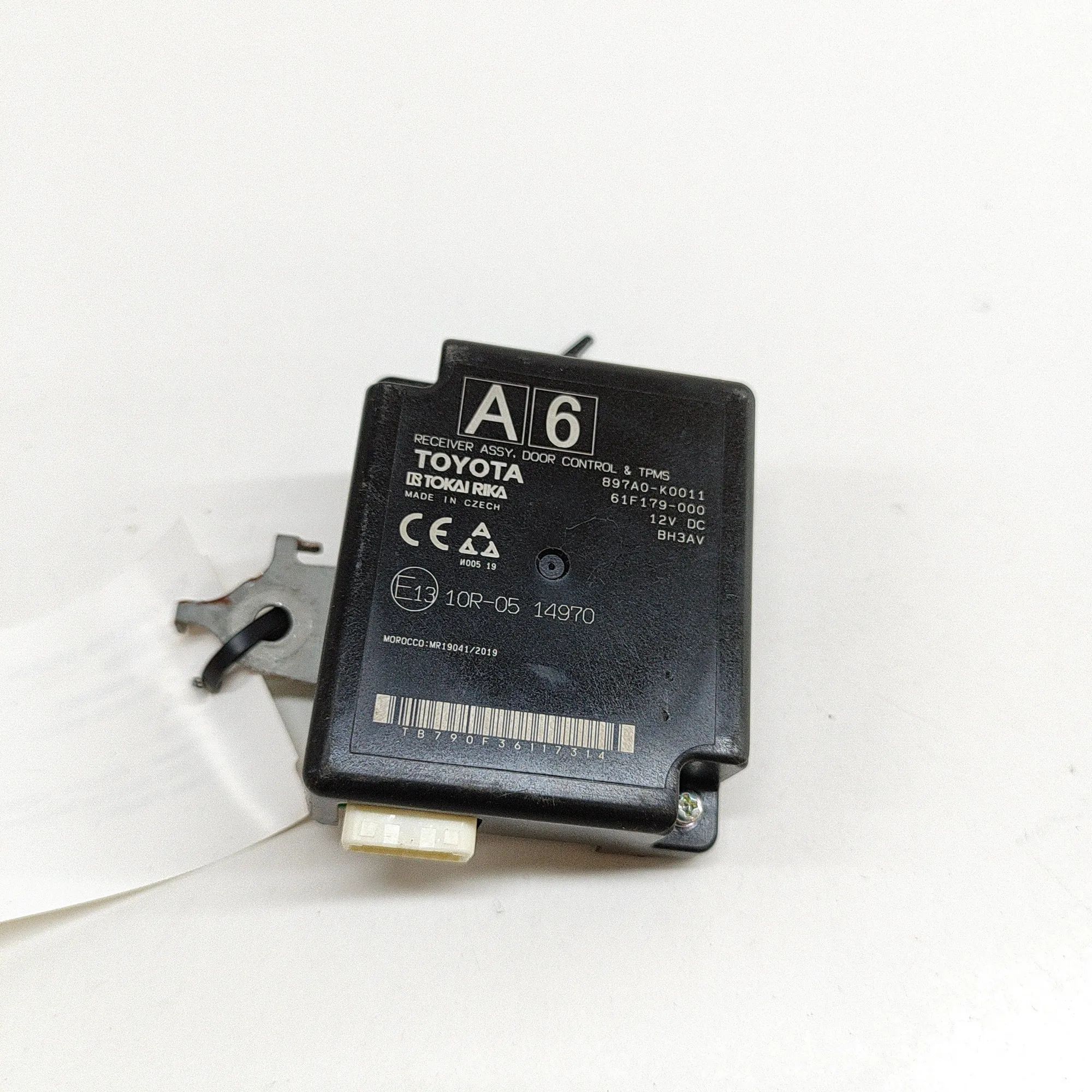 Toyota Yaris Central Locking Control Unit Central locking control unit — TOYOTA YARIS (_P...