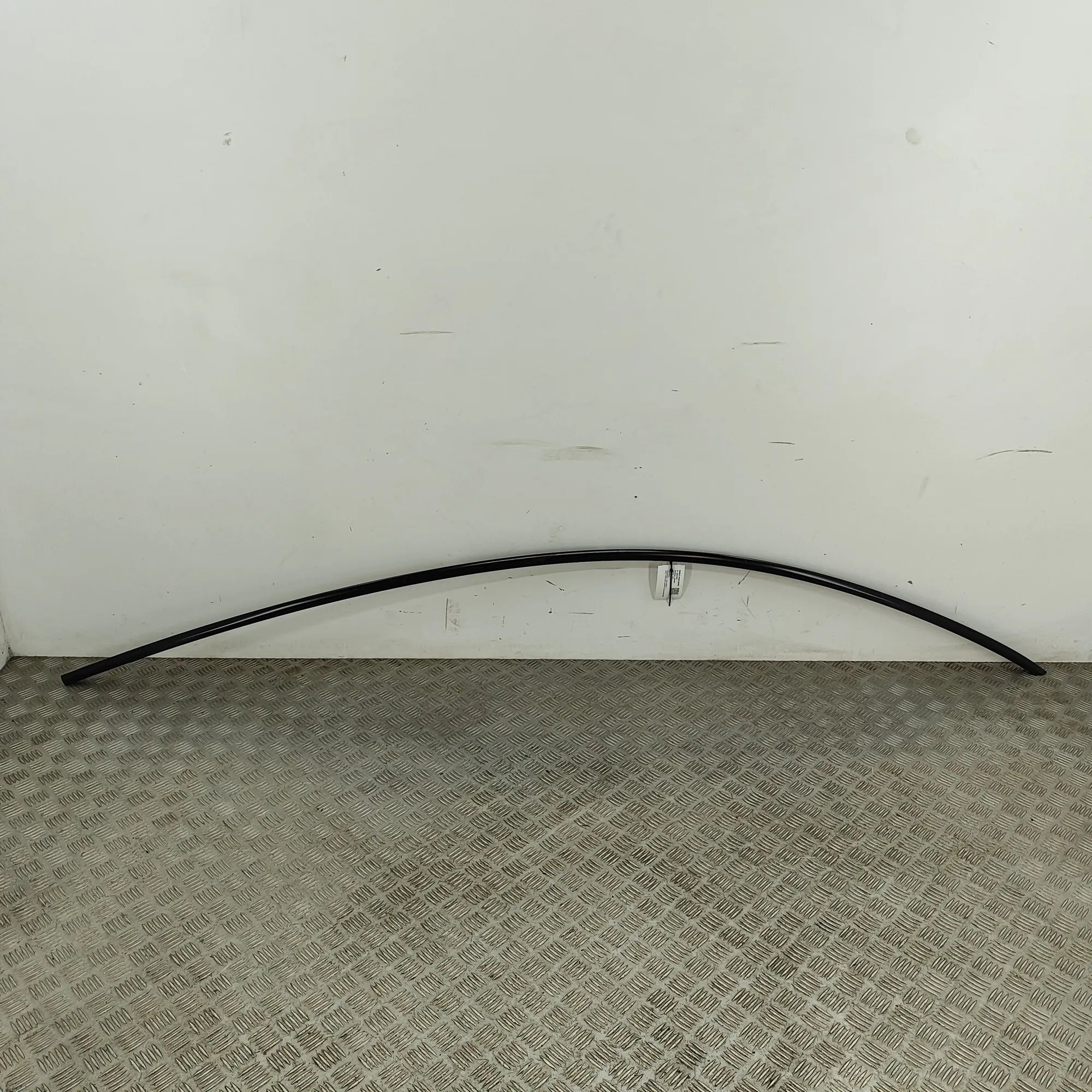 Tesla Model Y Right Side Roof Strip Trim Right Side Roof Strip Trim — TESLA MODEL Y (201...