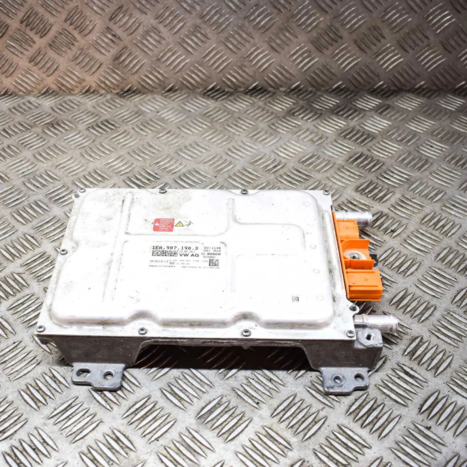 Volkswagen ID.4 Voolukonverter 12v-230v Inverter — VW ID.4 (E21) (2020-...) — 043750802...