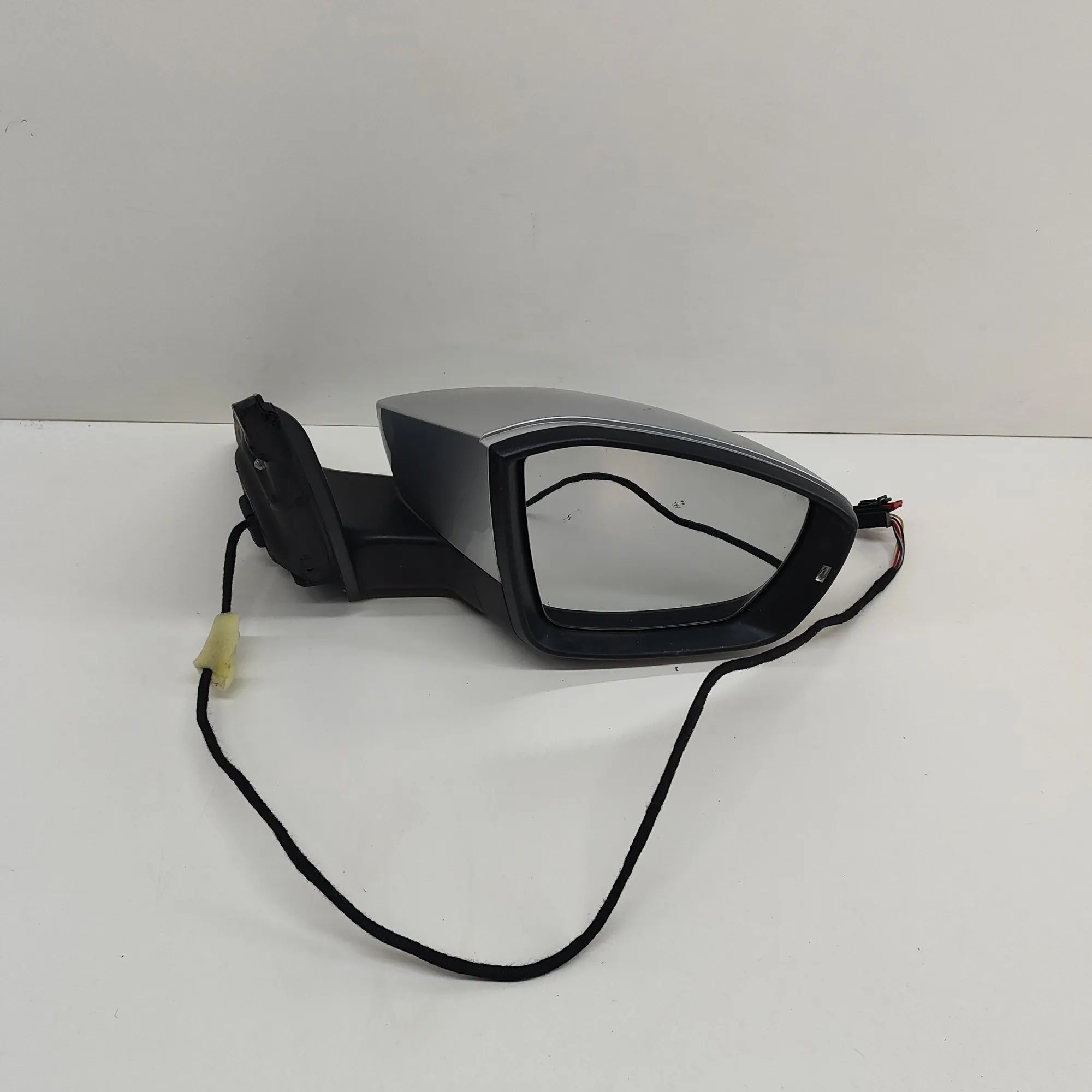 Skoda Octavia Right Side Wing Mirror Right Side Wing Mirror — SKODA OCTAVIA (III Com...