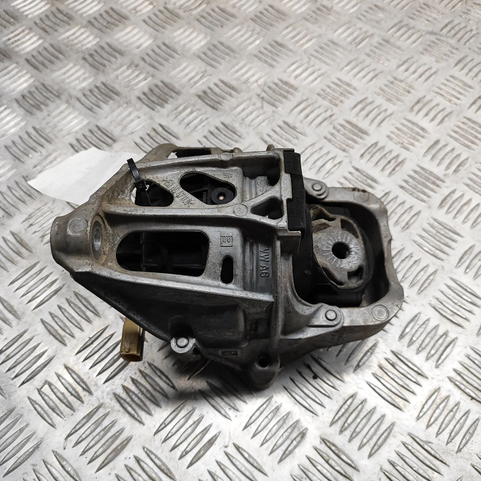 Audi Q7 (4M) Left Side Engine Mount Left Side Engine Mount — AUDI Q7 (4M) (2015-......