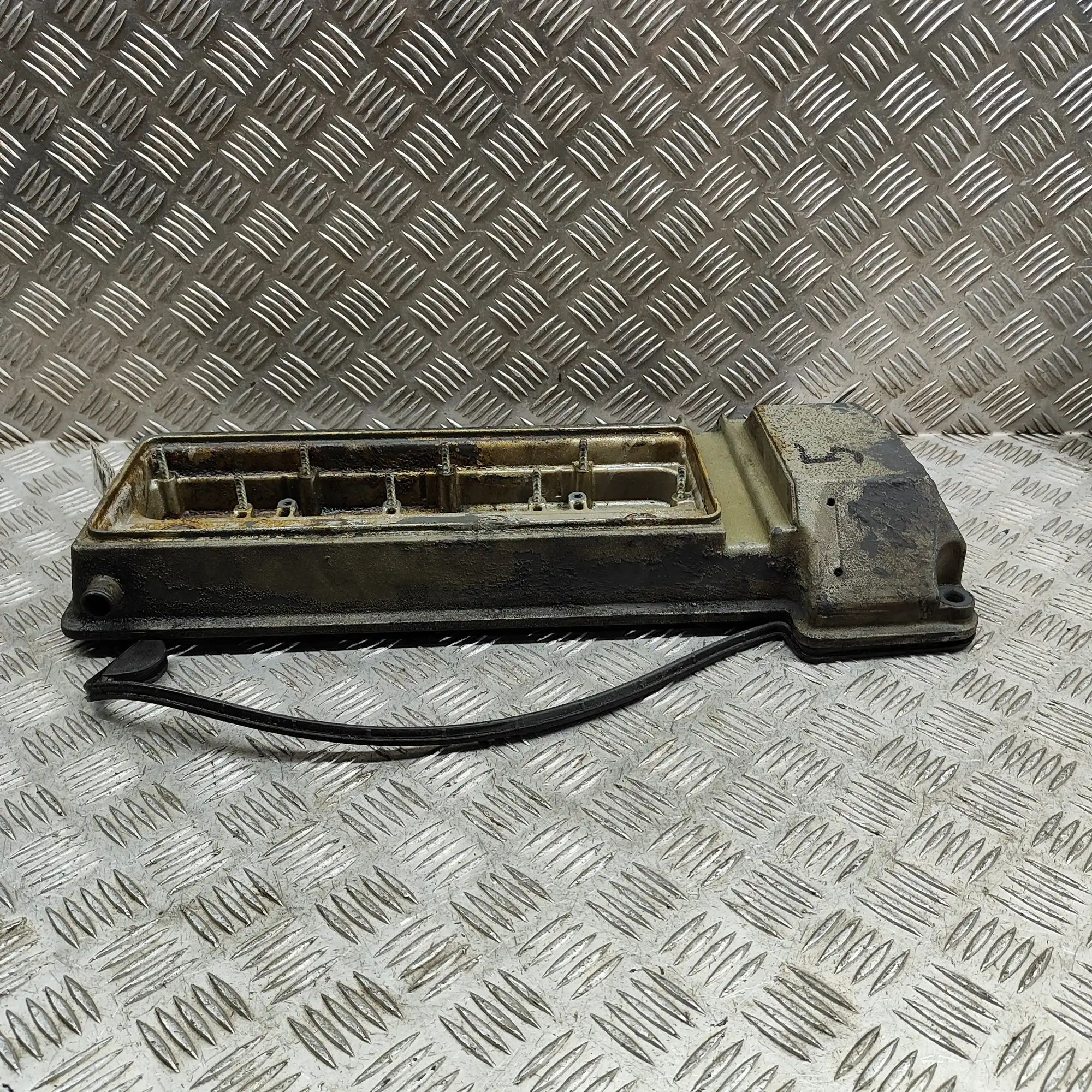 Land Rover Range Rover Valve Cover — left Valve Cover — left — LAND ROVER RANGE ROVER (II...