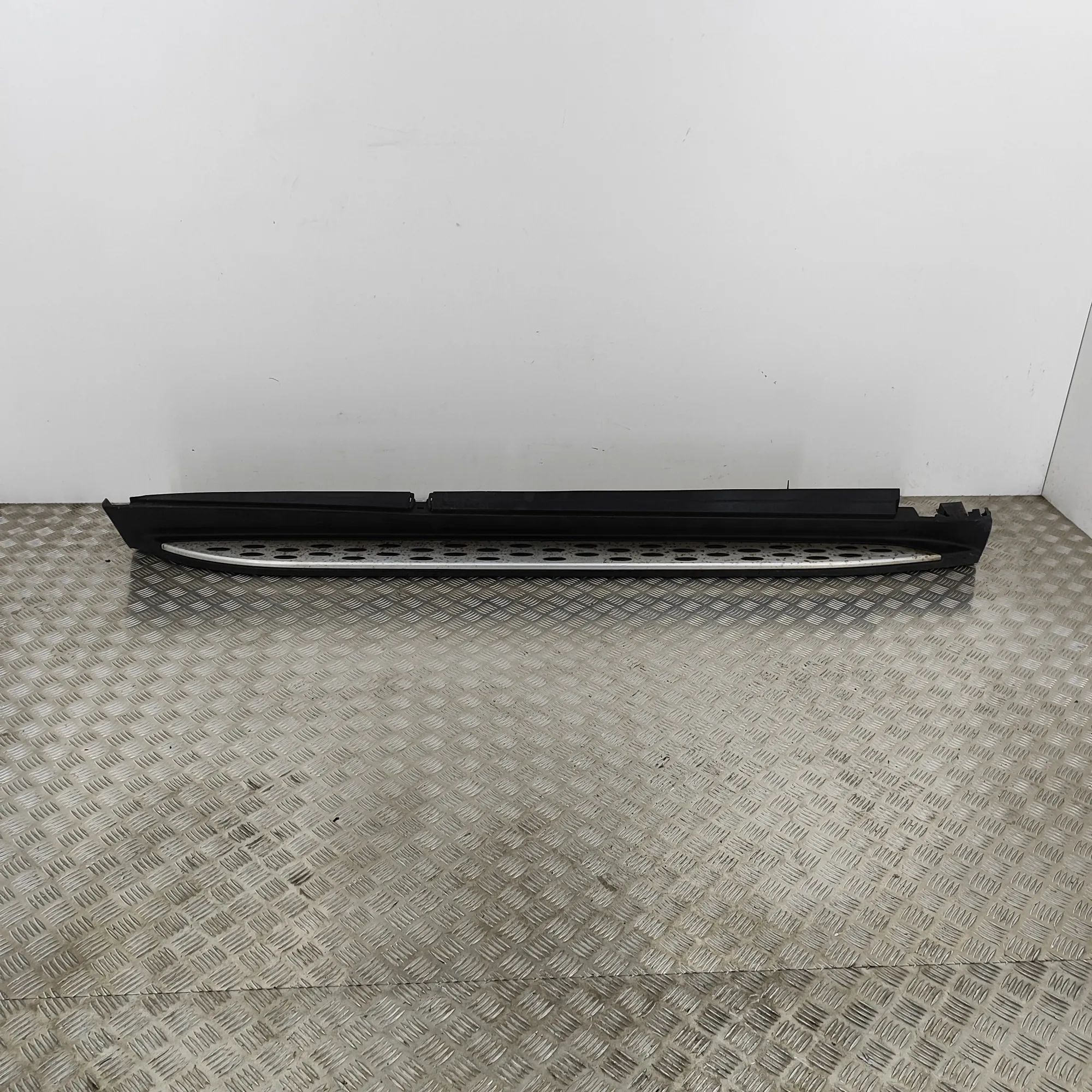 Mercedes-Benz ML / GLE (W166) Right Side Plastic Sideskirt Cover Right Side Plastic Sideskirt Cover — MERCEDES B...