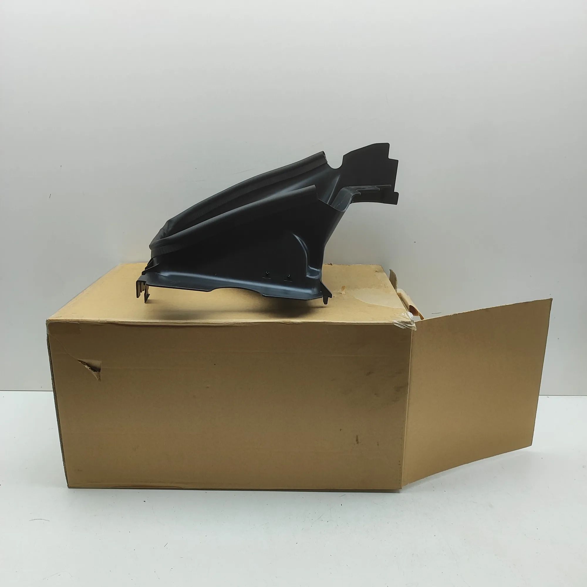 Land Rover Range Rover Sport (L494) Radiator Air Guide Duct Radiator Air Guide Duct — LAND ROVER RANGE ROVE...