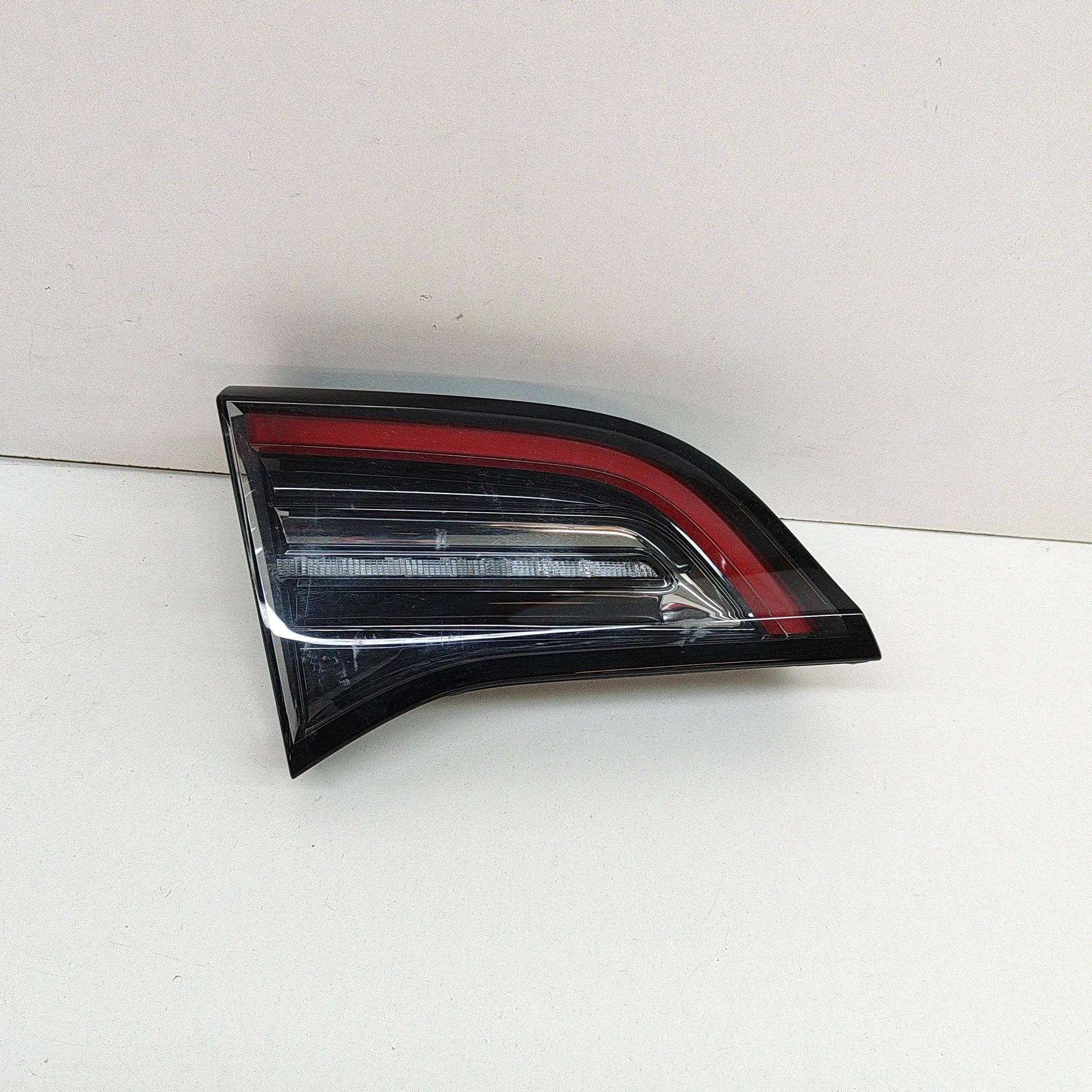 Tesla Model 3 Left Side Tailgate Tail Light Left Side Tailgate Tail Light — TESLA MODEL 3 (...