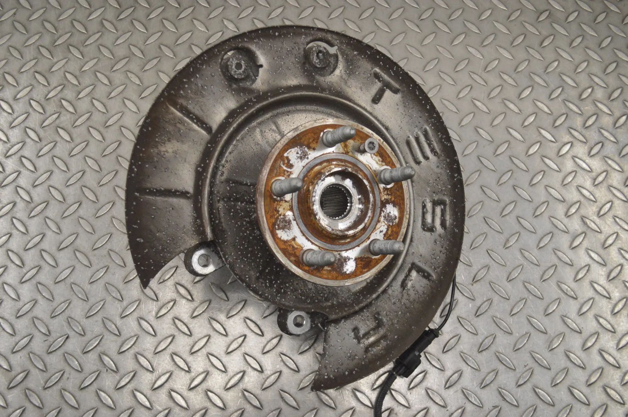Tesla Model X Rear Right Wheel Hub Rear Right Wheel Hub — TESLA MODEL X (2013-...)...