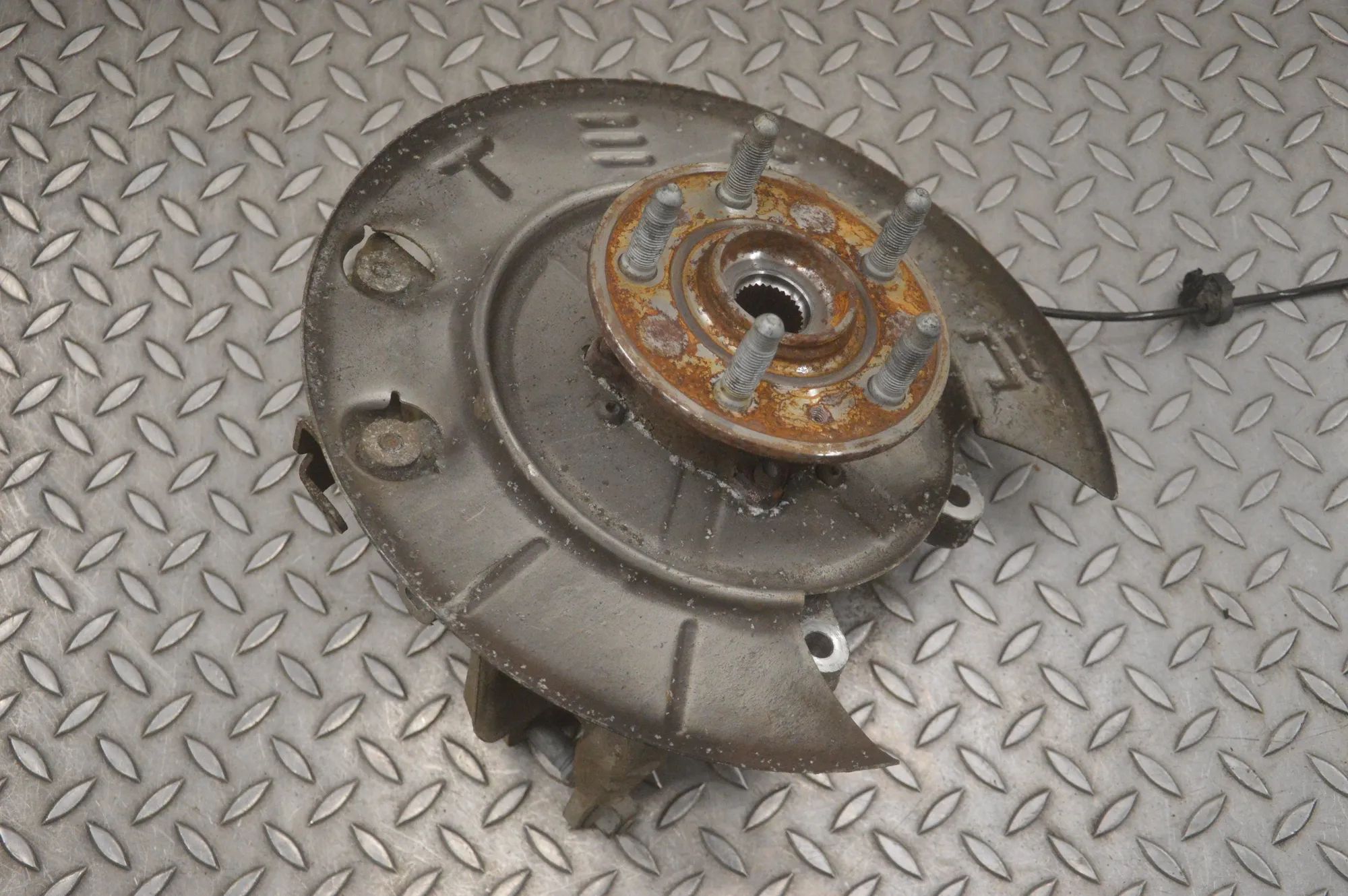 Tesla Model X Rear Right Wheel Hub Rear Right Wheel Hub — TESLA MODEL X (2013-...)...