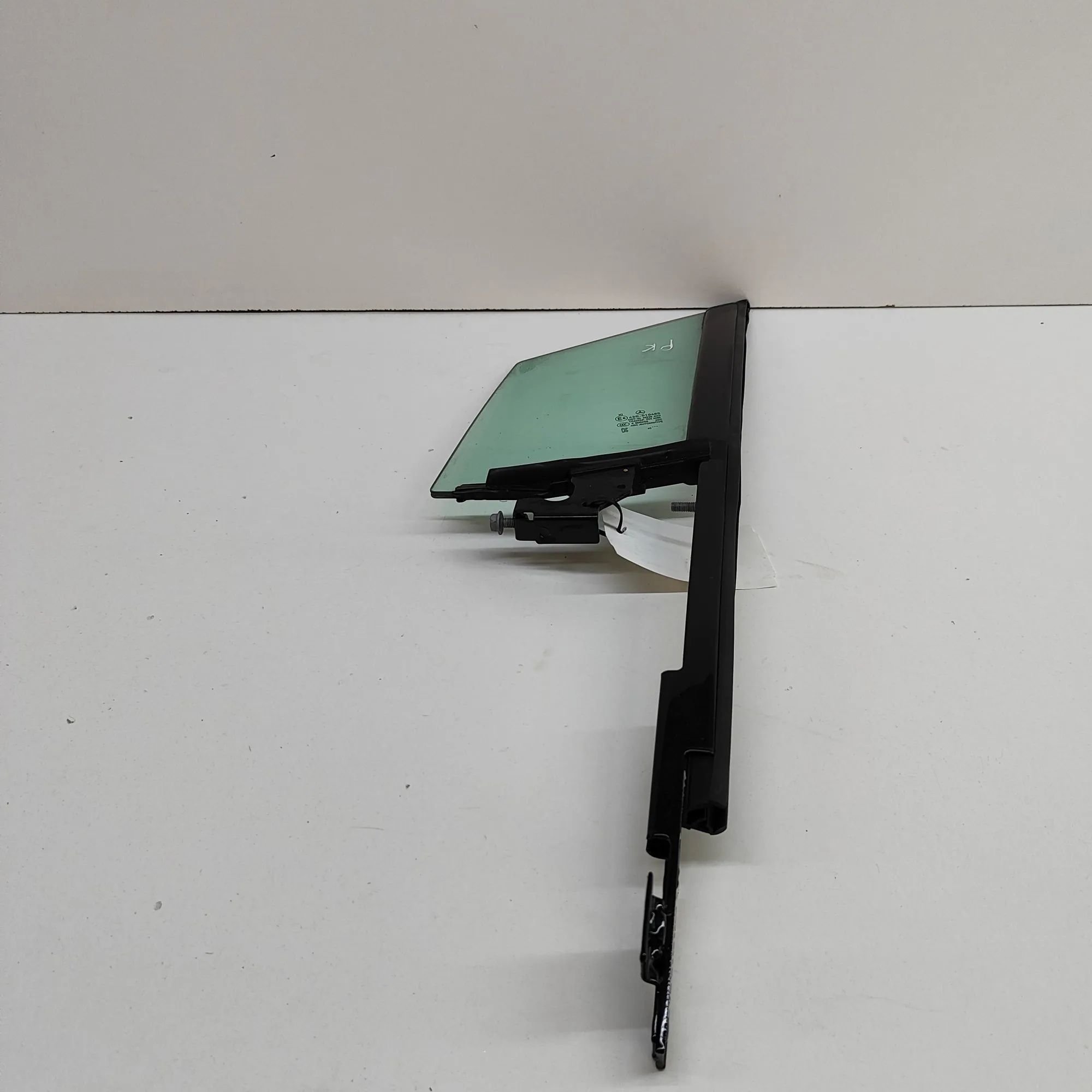 Mercedes-Benz EQS (V297 / X296) Door quarter window — front left Door quarter window — front left — MERCEDES BEN...
