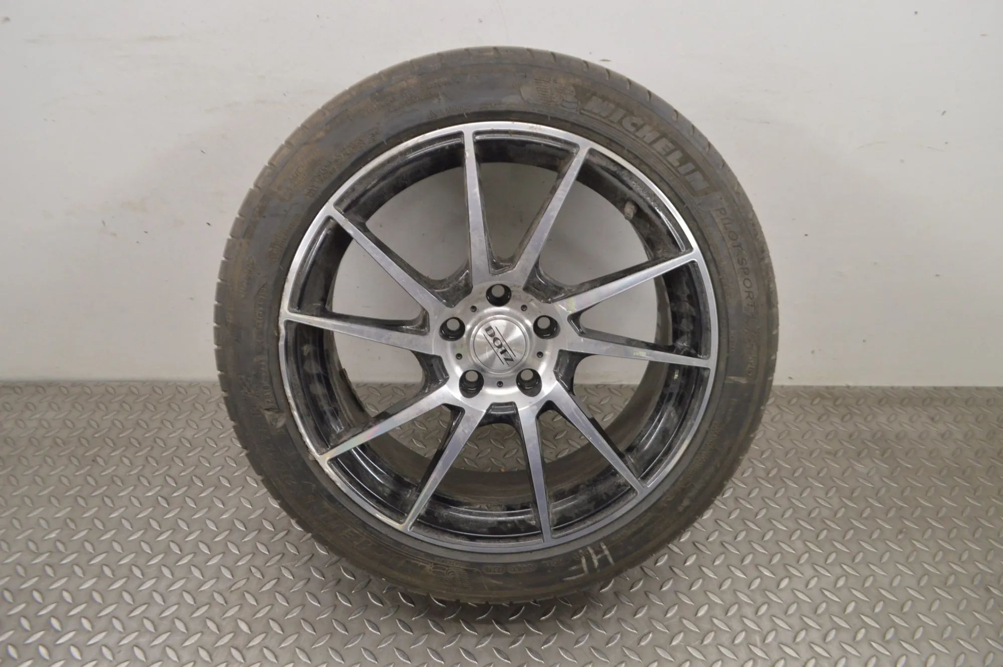 Tesla Model S Alloy Wheel Alloy wheel — TESLA MODEL S (2012-...) — 8JX18,...