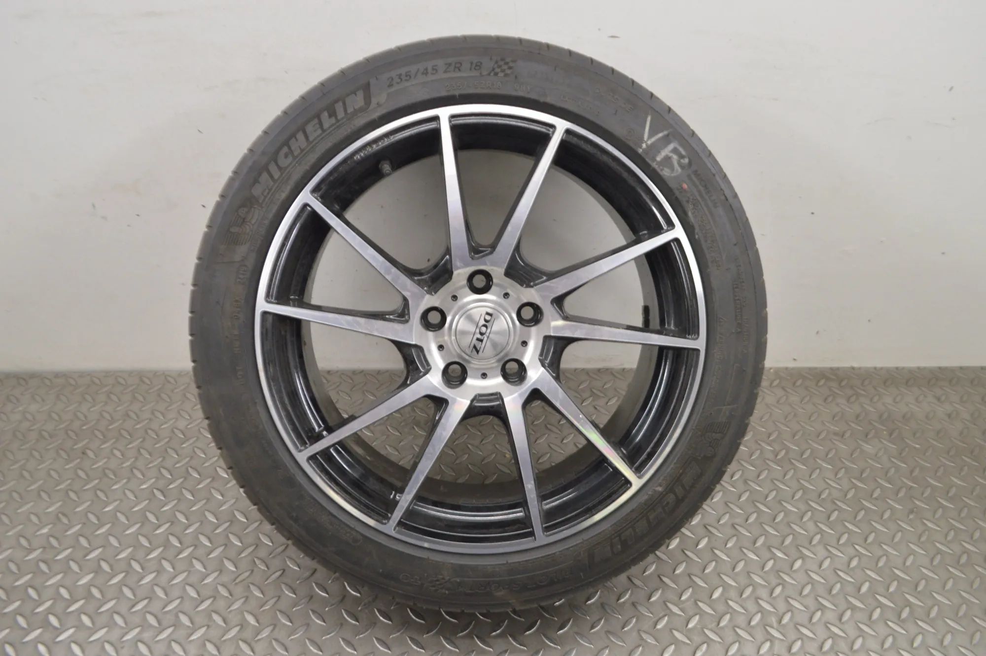 Tesla Model S Alloy Wheel Alloy wheel — TESLA MODEL S (2012-...) — 8JX18,...