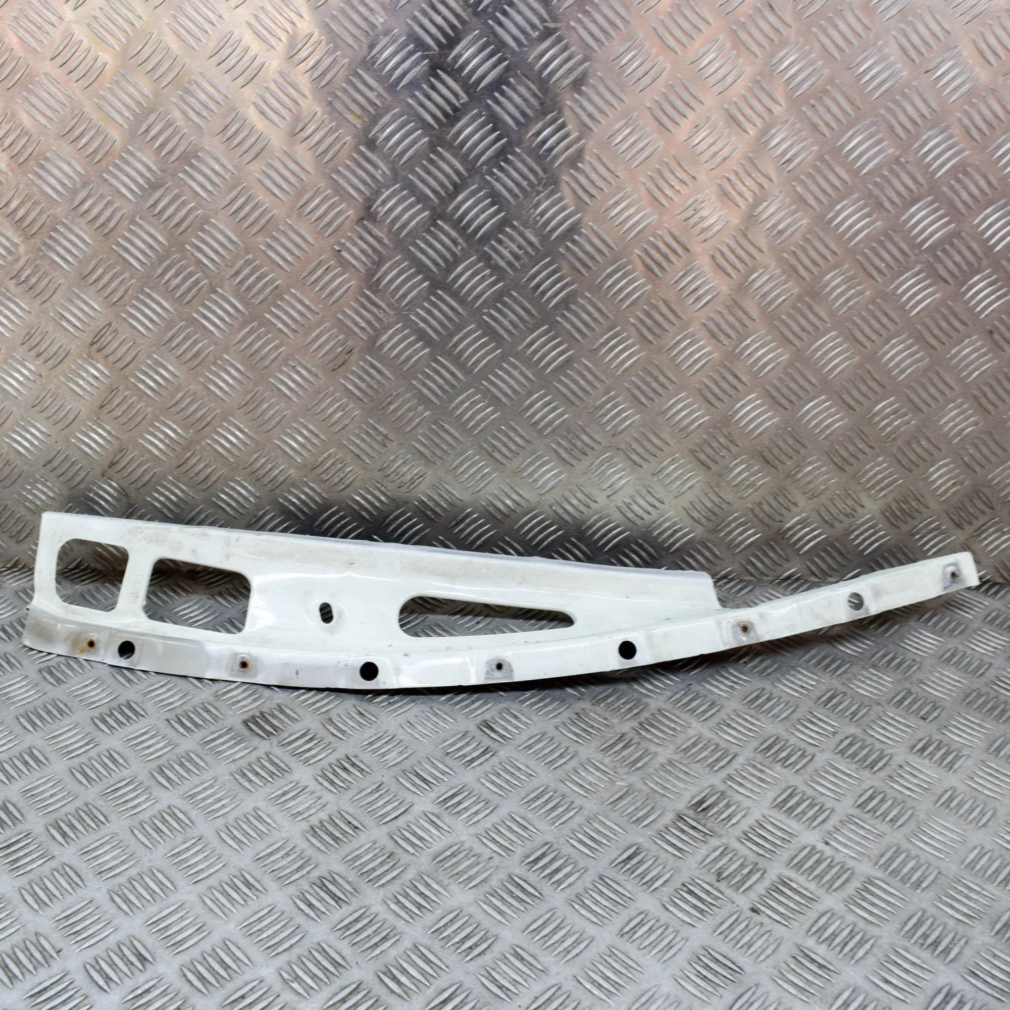 Maserati GranTurismo / GranCabrio Fender bracket — front left Fender bracket — front left — MASERATI GRAN (TU...