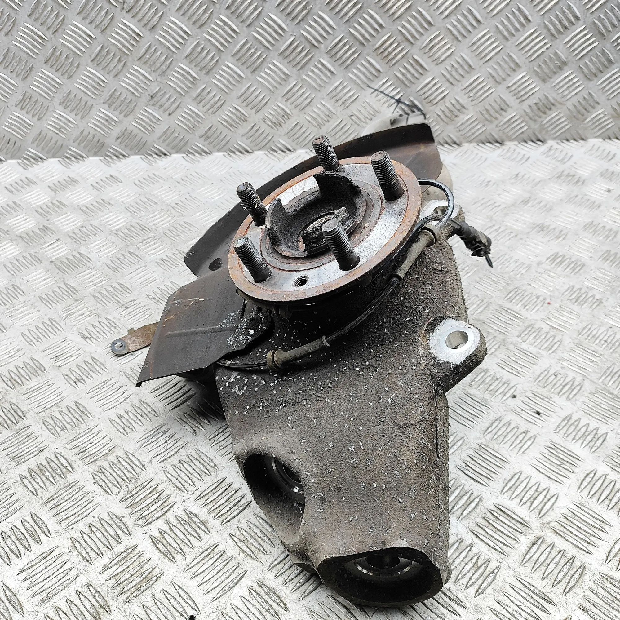 Land Rover Range Rover Sport (L494) Front Left Wheel Hub Front Left Wheel Hub — LAND ROVER RANGE ROVER S...