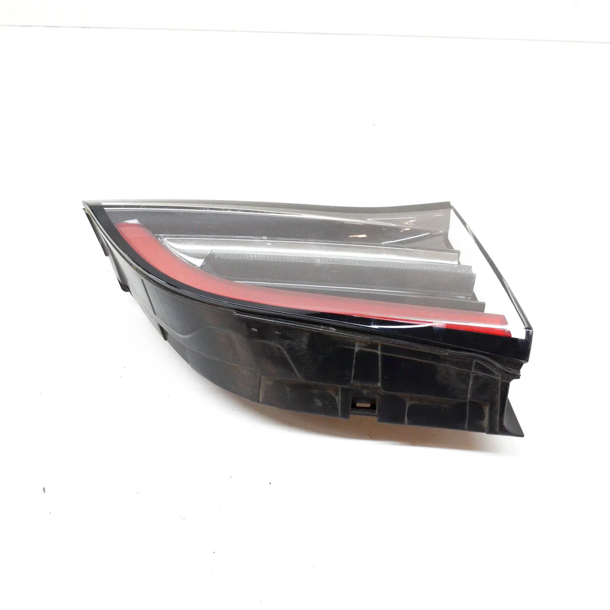 Tesla Model Y Left Side Tailgate Tail Light Left Side Tailgate Tail Light — TESLA MODEL Y (...