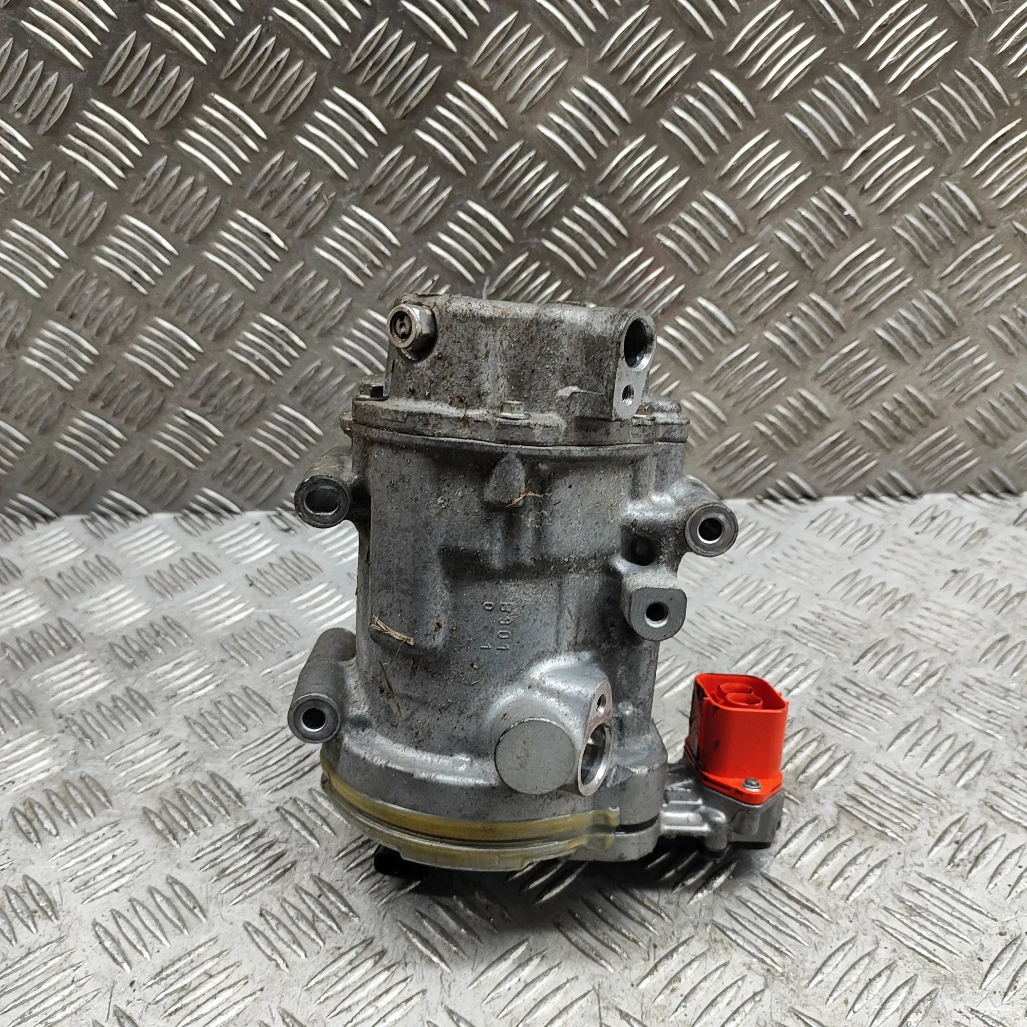 Nissan Leaf Air-conditioning compressor Air-conditioning compressor — NISSAN LEAF (ZE1)...