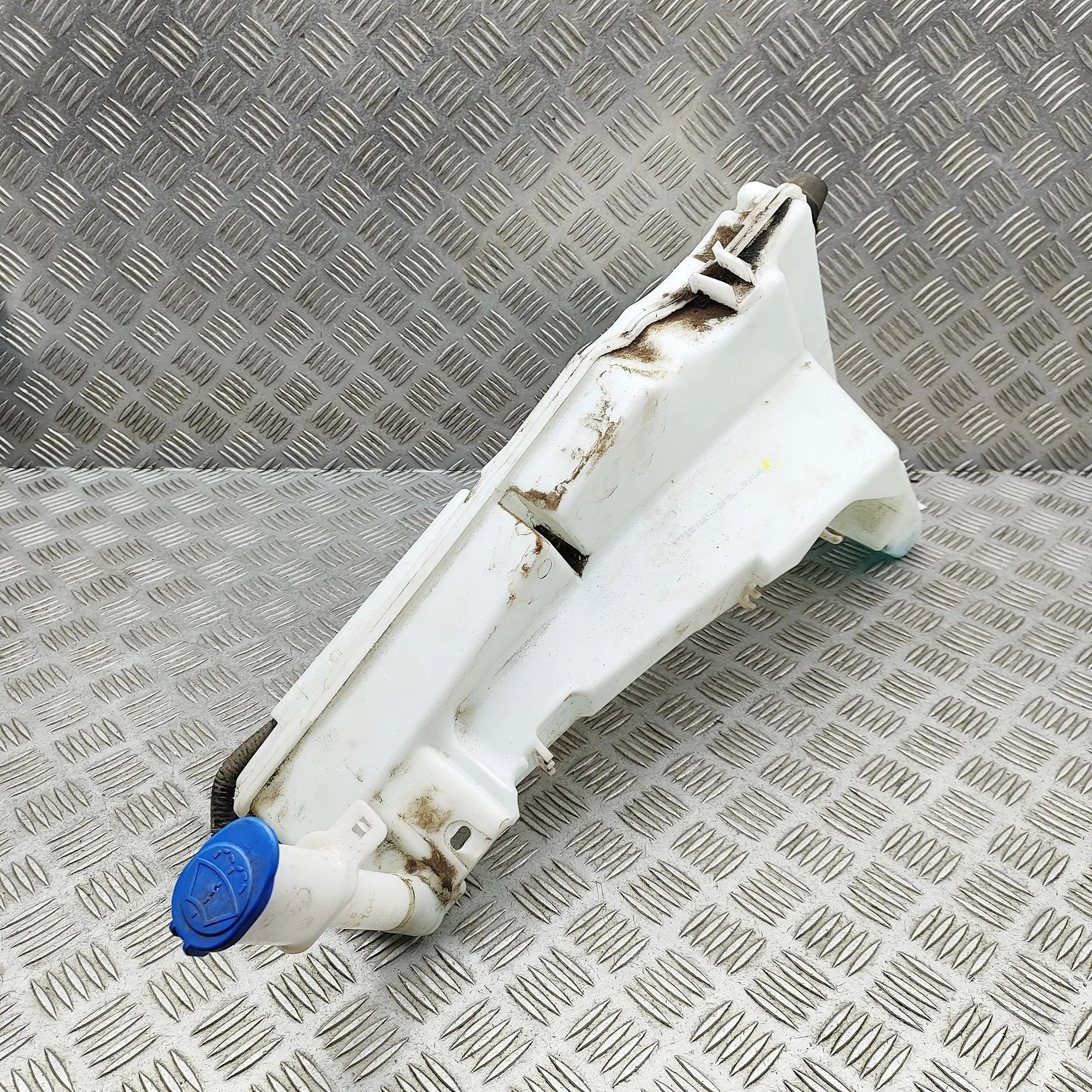 Land Rover Discovery Window Washer Tank Window Washer Tank — LAND ROVER DISCOVERY (V L4...