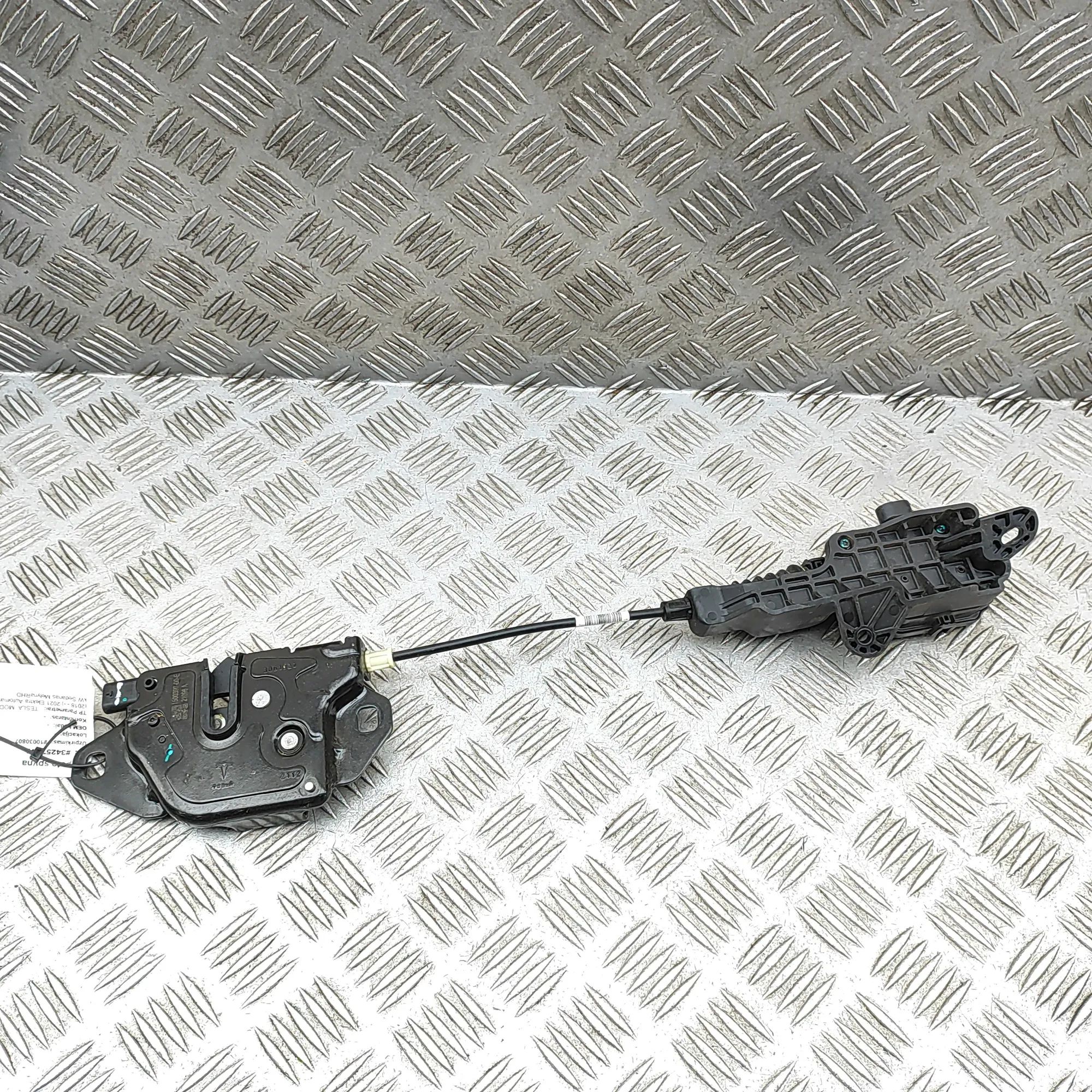 Tesla Model 3 kapoti lukustus Bonnet lock — TESLA MODEL 3 (2018-...) — 164307...