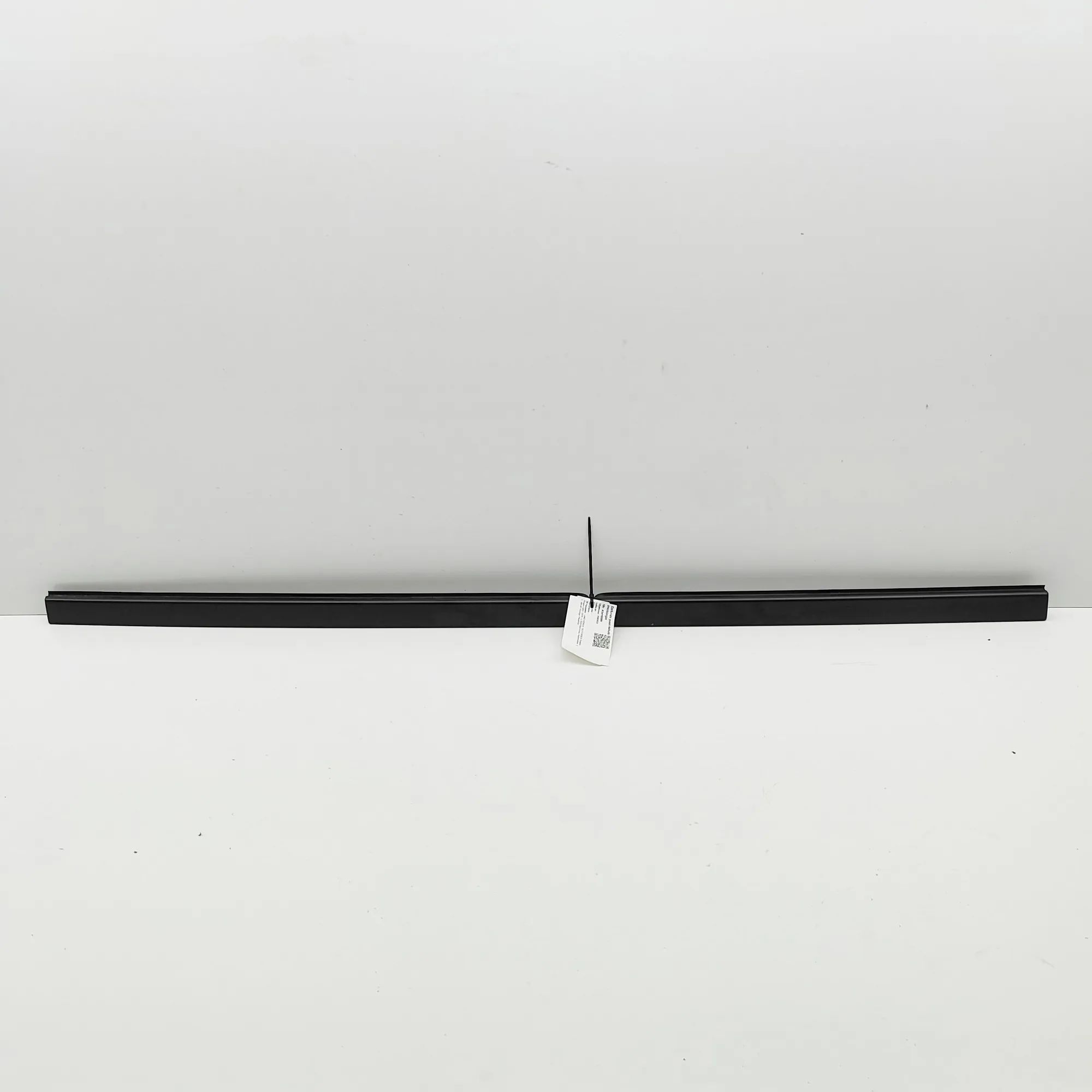 Land Rover Defender Body moulding — right Body moulding — right — LAND ROVER DEFENDER (St...