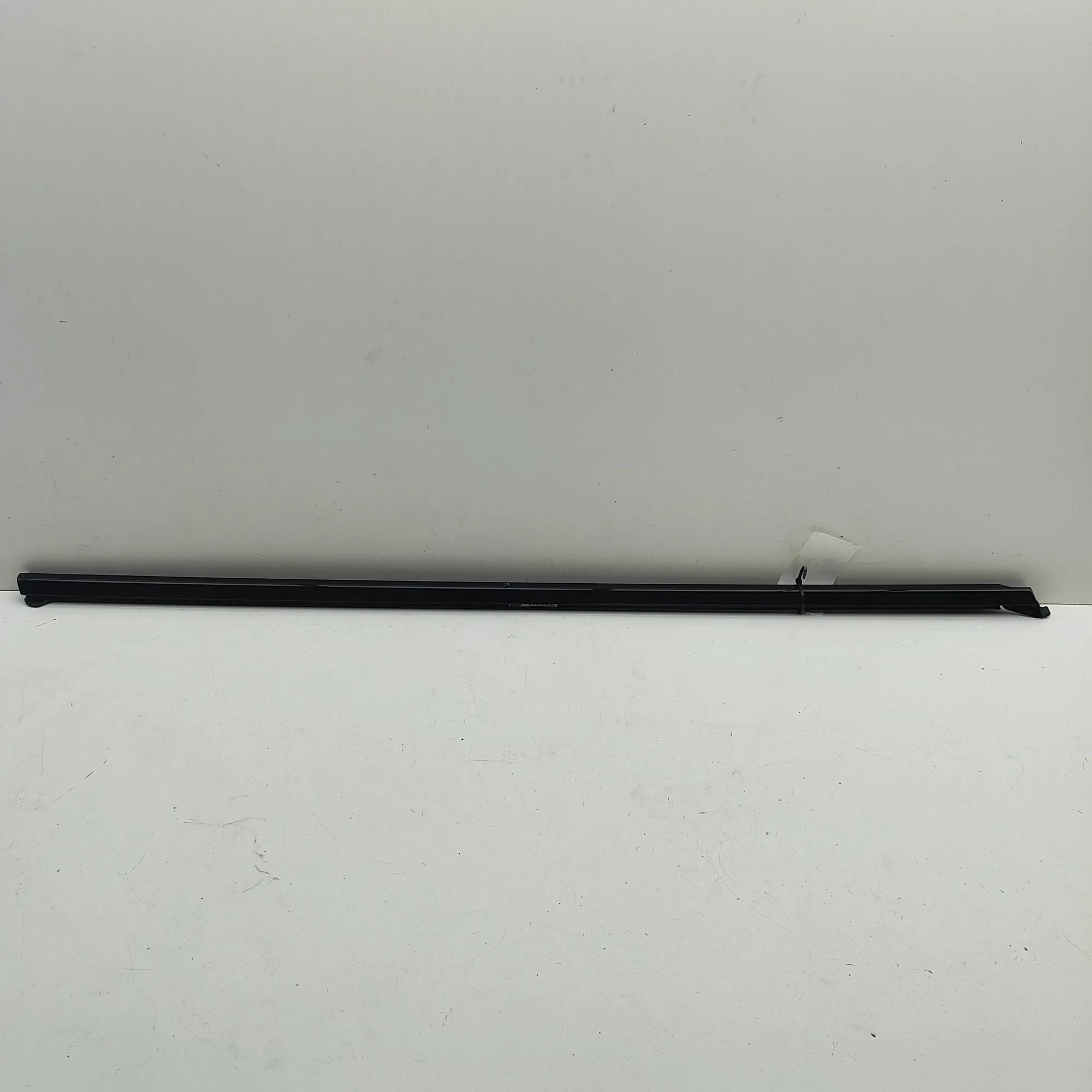 Porsche Macan (XAB) Door window moulding — front — right Door window moulding — front — right — PORSCHE ...