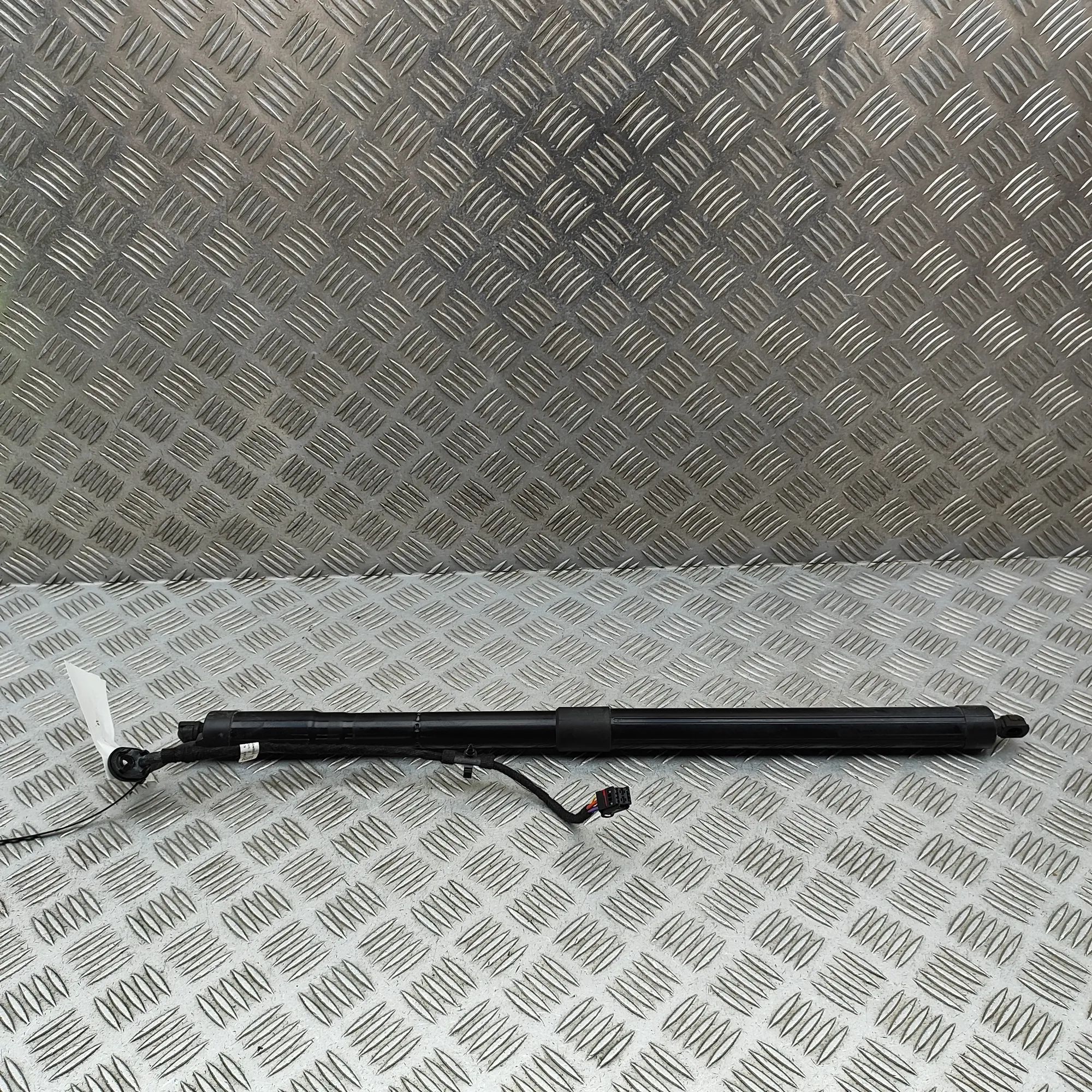 Volkswagen Touareg Right Side Tailgate Gas Strut Right Side Tailgate Gas Strut — VW TOUAREG (7P5...