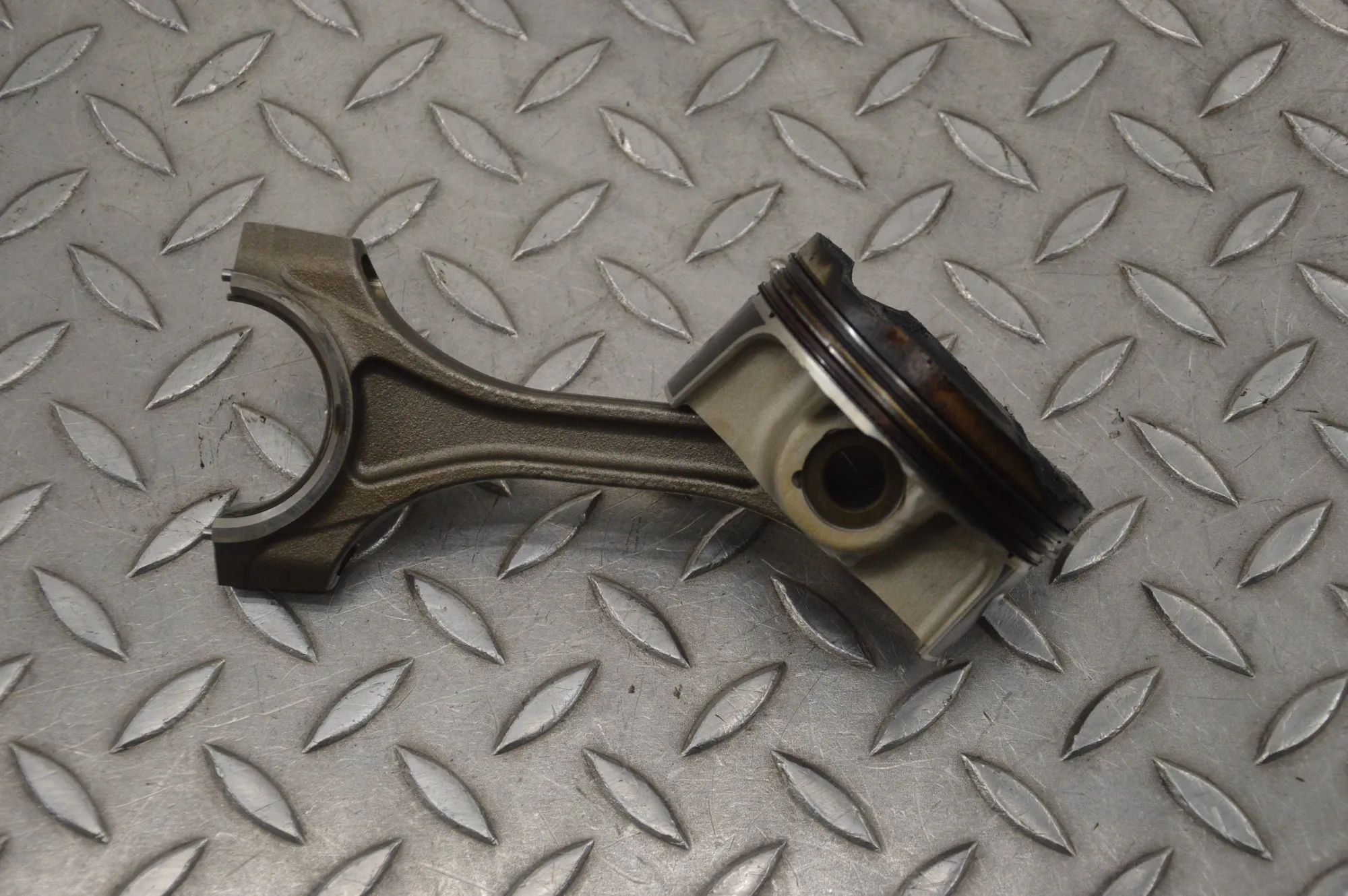 Alfa-Romeo Giulia (952) Piston Piston — ALFA ROMEO GIULIA (952_) (2015-...) — ...