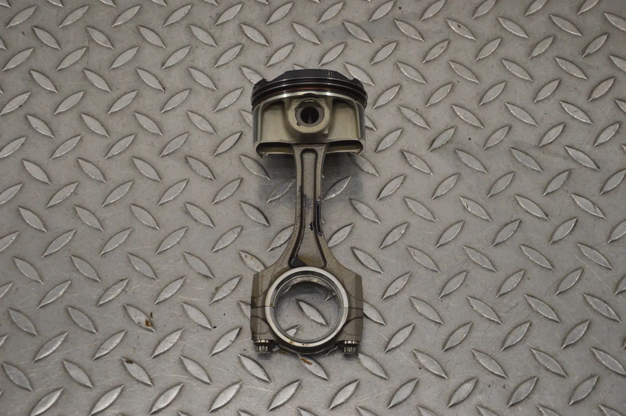 Alfa-Romeo Giulia (952) Piston Piston — ALFA ROMEO GIULIA (952_) (2015-...) — ...