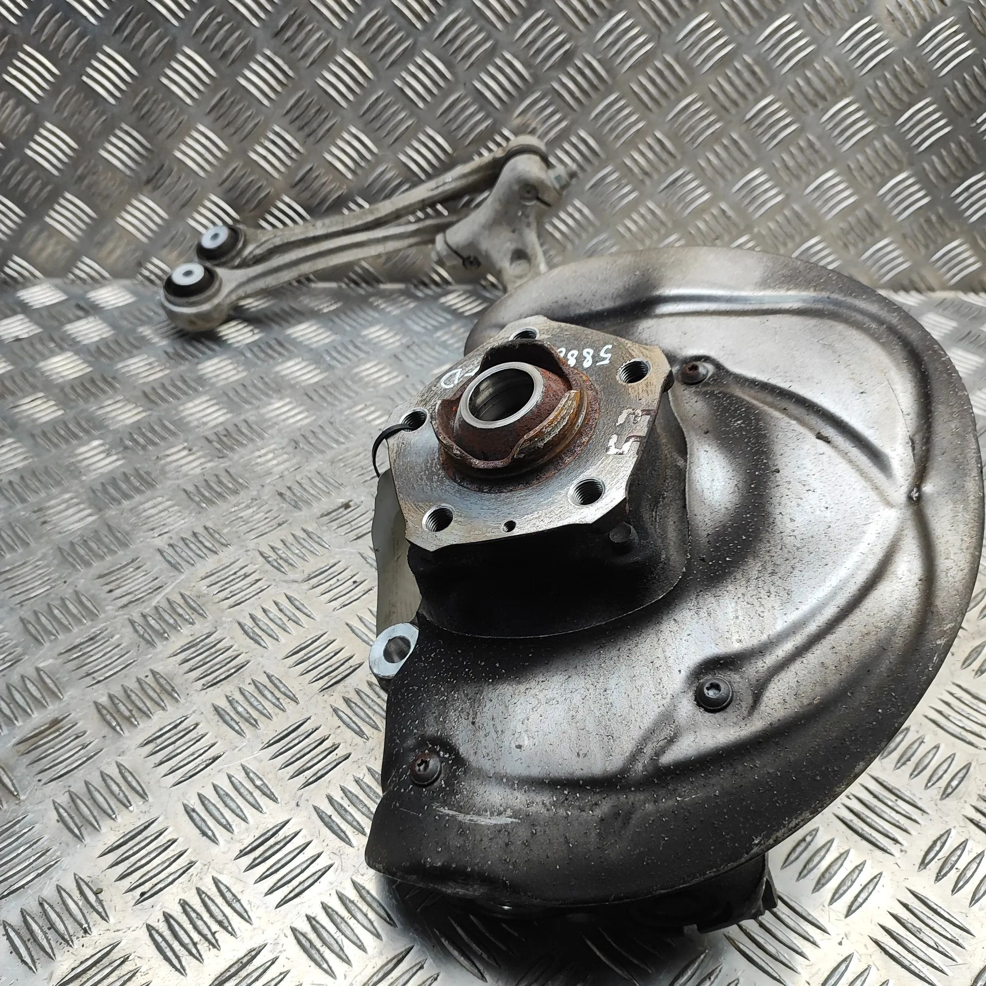 Audi A5 (B10) Front Right Wheel Hub Front Right Wheel Hub — AUDI A5 (Sportback F5A)...