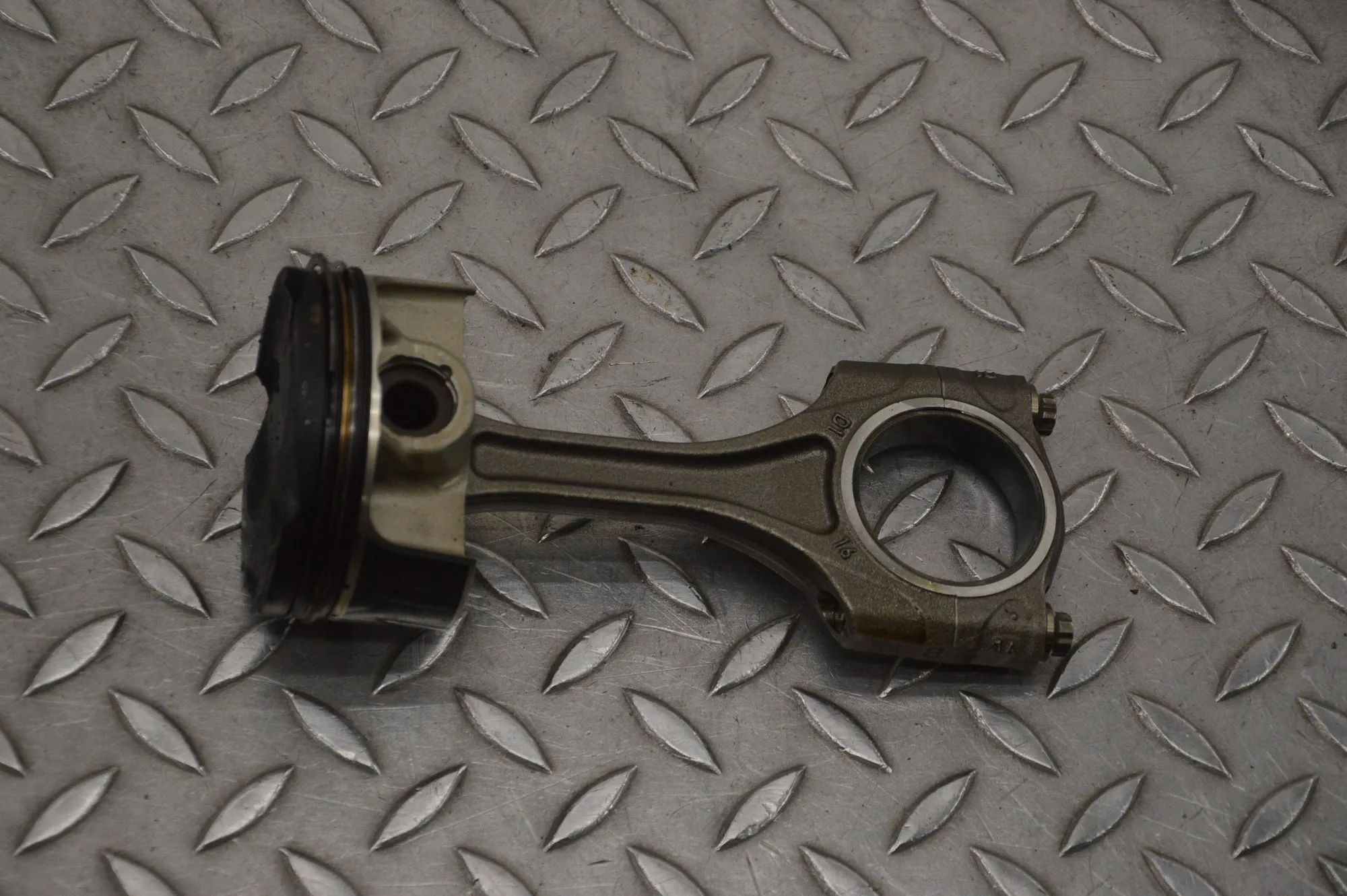 Alfa-Romeo Giulia (952) Piston Piston — ALFA ROMEO GIULIA (952_) (2015-...) — ...