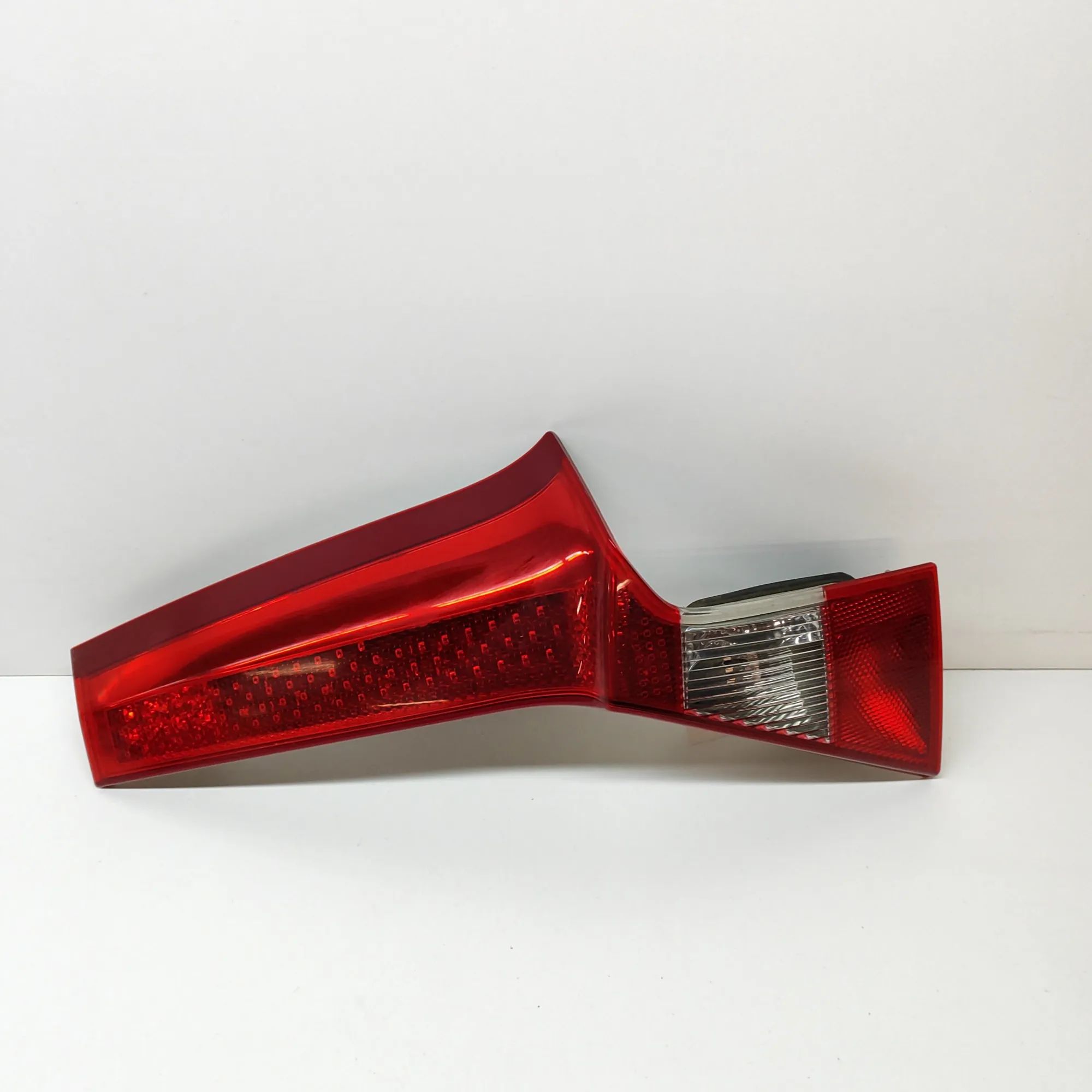 Volvo V70 Right Side Tailgate Tail Light Right Side Tailgate Tail Light — VOLVO V70 (III...