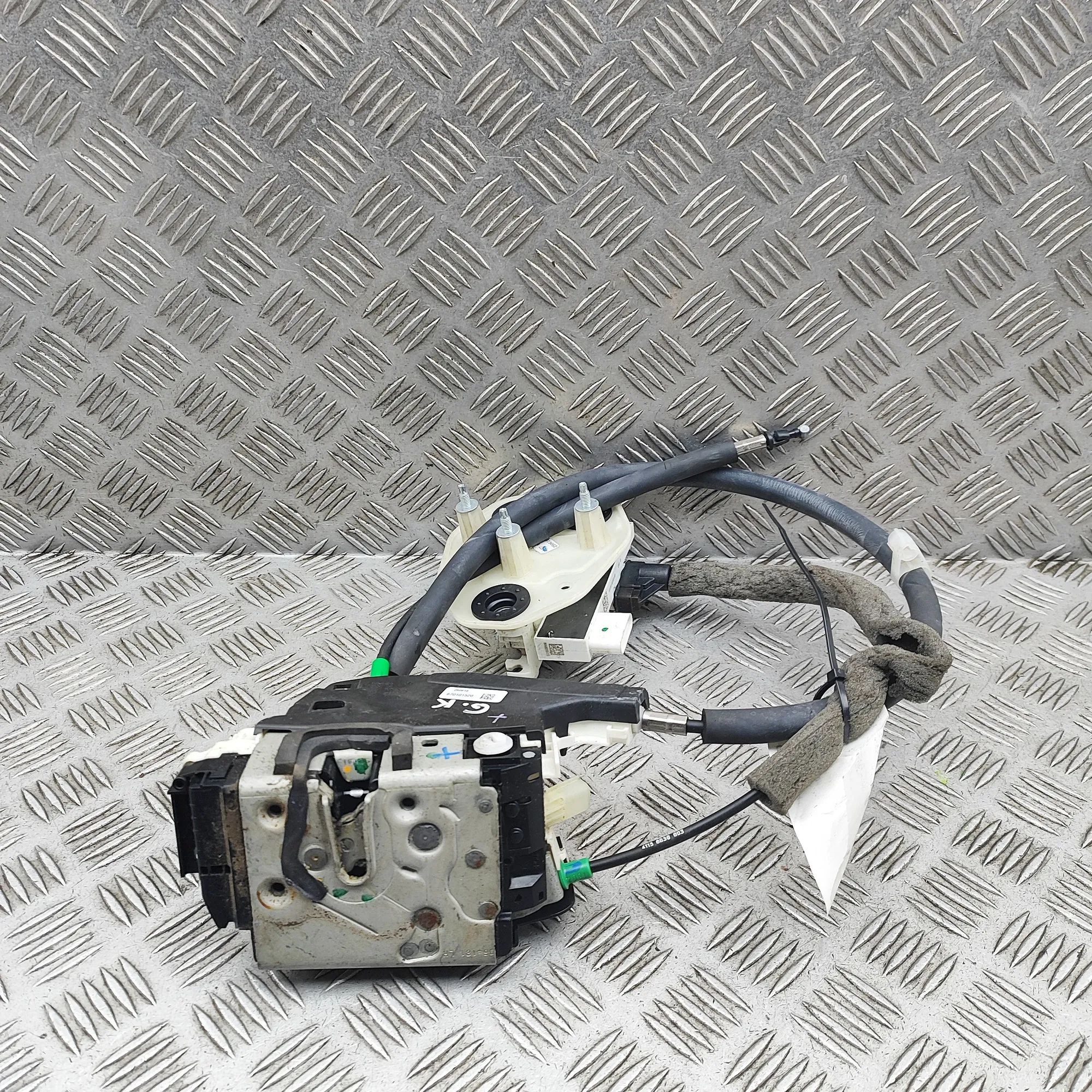 Maserati Levante Door lock — rear left Door lock — rear left — MASERATI LEVANTE (SUV M...