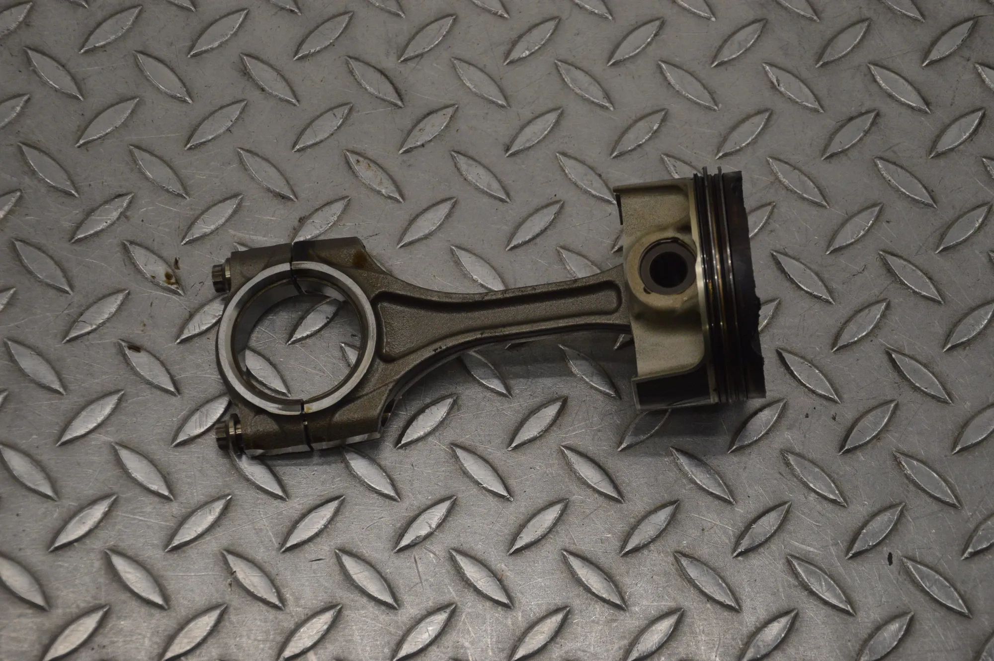 Alfa-Romeo Giulia (952) Piston Piston — ALFA ROMEO GIULIA (952_) (2015-...) — ...