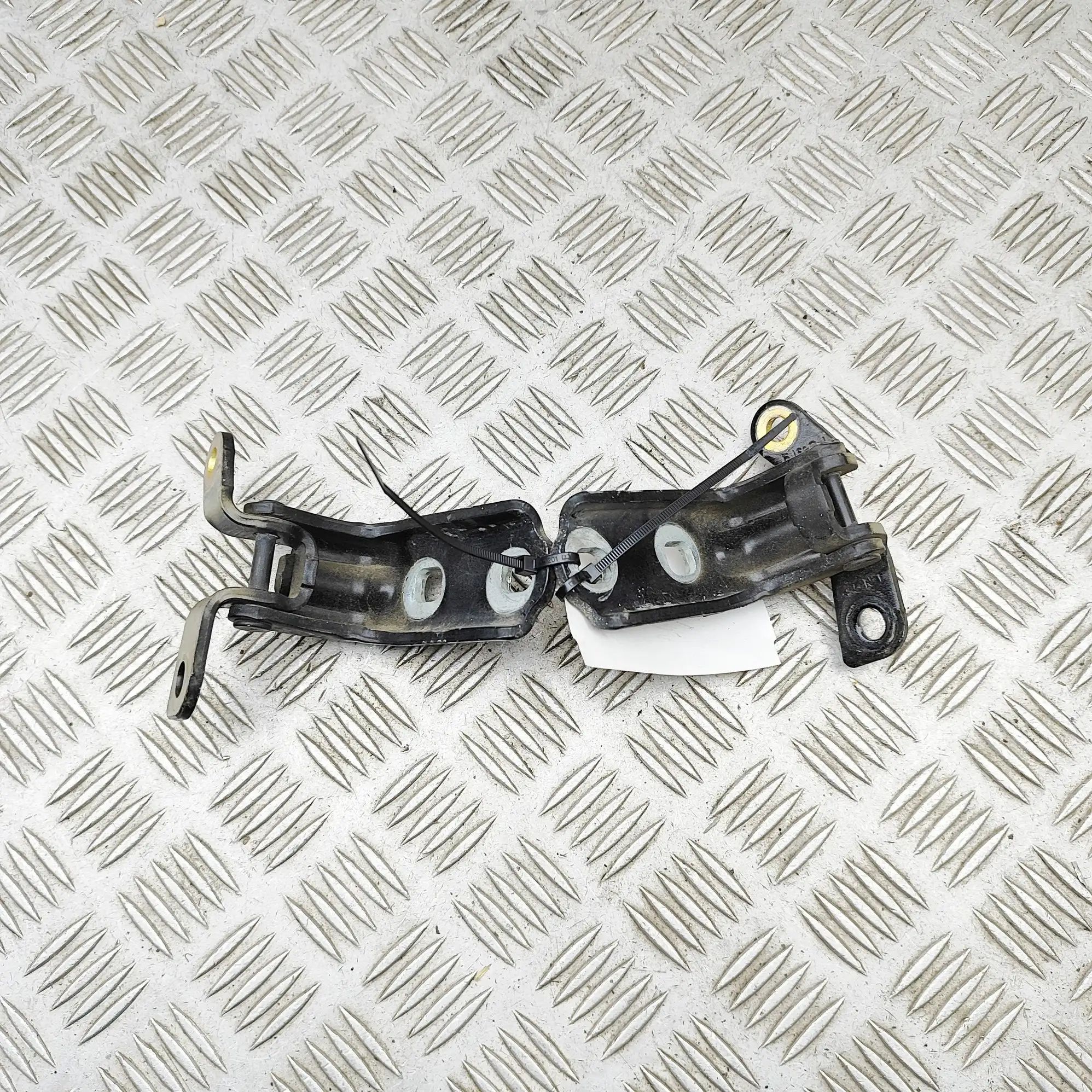 Cadillac Escalade Door hinge set — front right Door hinge set — front right — CADILLAC ESCALAD...