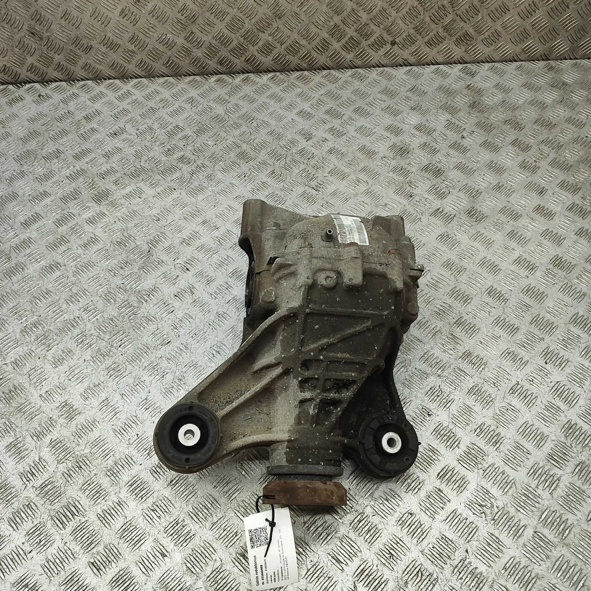 Jaguar XE takatasauspyörästö Rear differential — JAGUAR XE (X760) (2015-...)...
