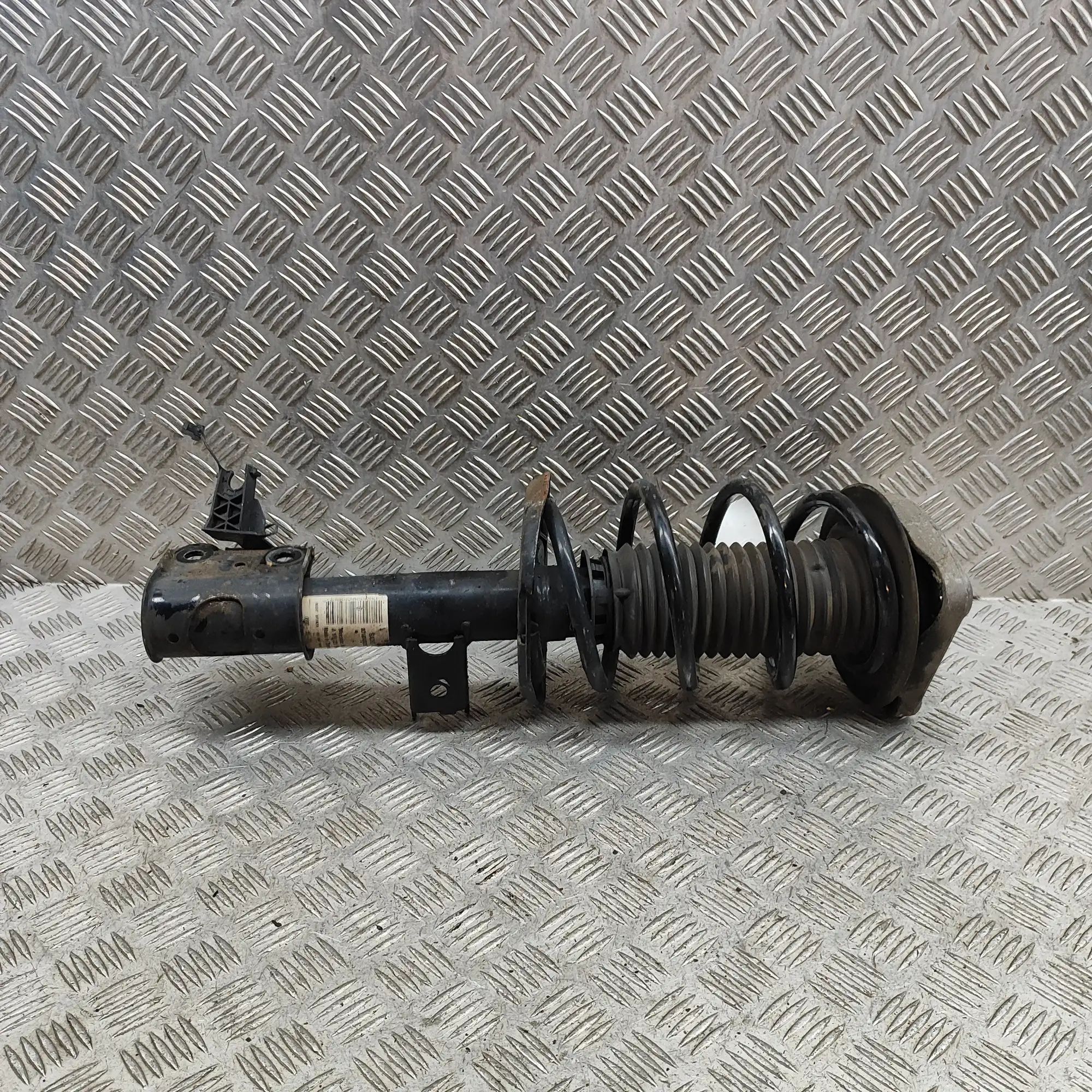 Mercedes-Benz CLA (C117) Shock absorber — front left