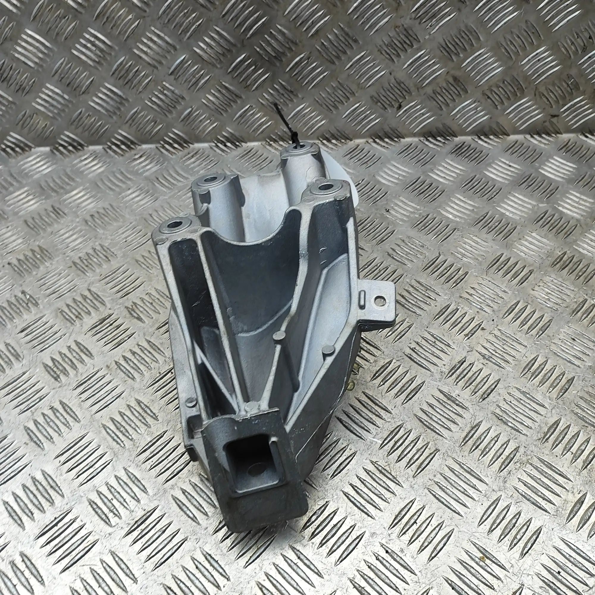 BMW X6 (G06) Left Side Engine Bracket Left Side Engine Bracket — BMW X6G06 (2019-...)...