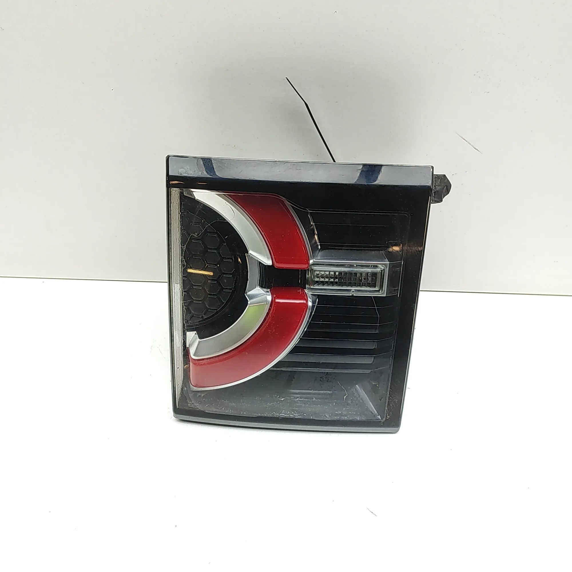 Land Rover Discovery Sport Left Side Tailgate Tail Light Left Side Tailgate Tail Light — LAND ROVER DISC...
