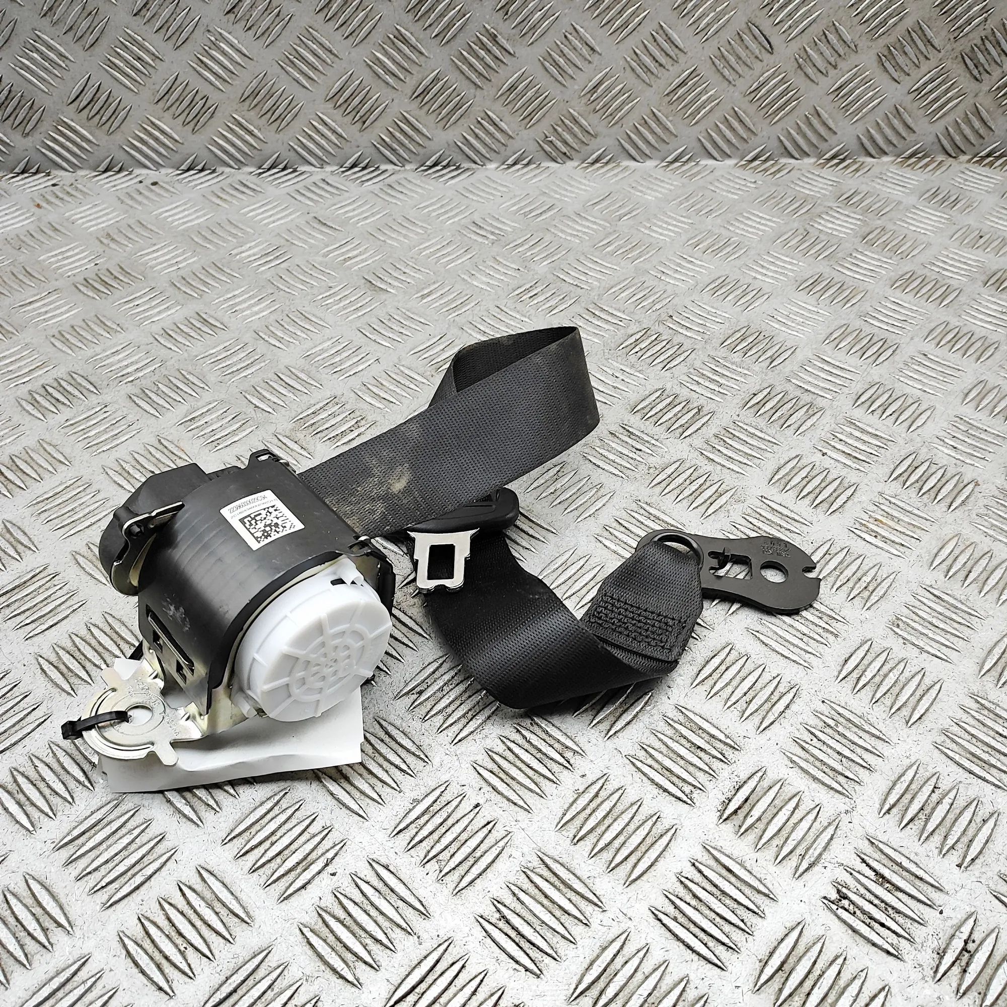 Mercedes-Benz A (W177) Rear Middle Seatbelt Rear Middle Seatbelt — MERCEDES BENZ S-CLASS (W...