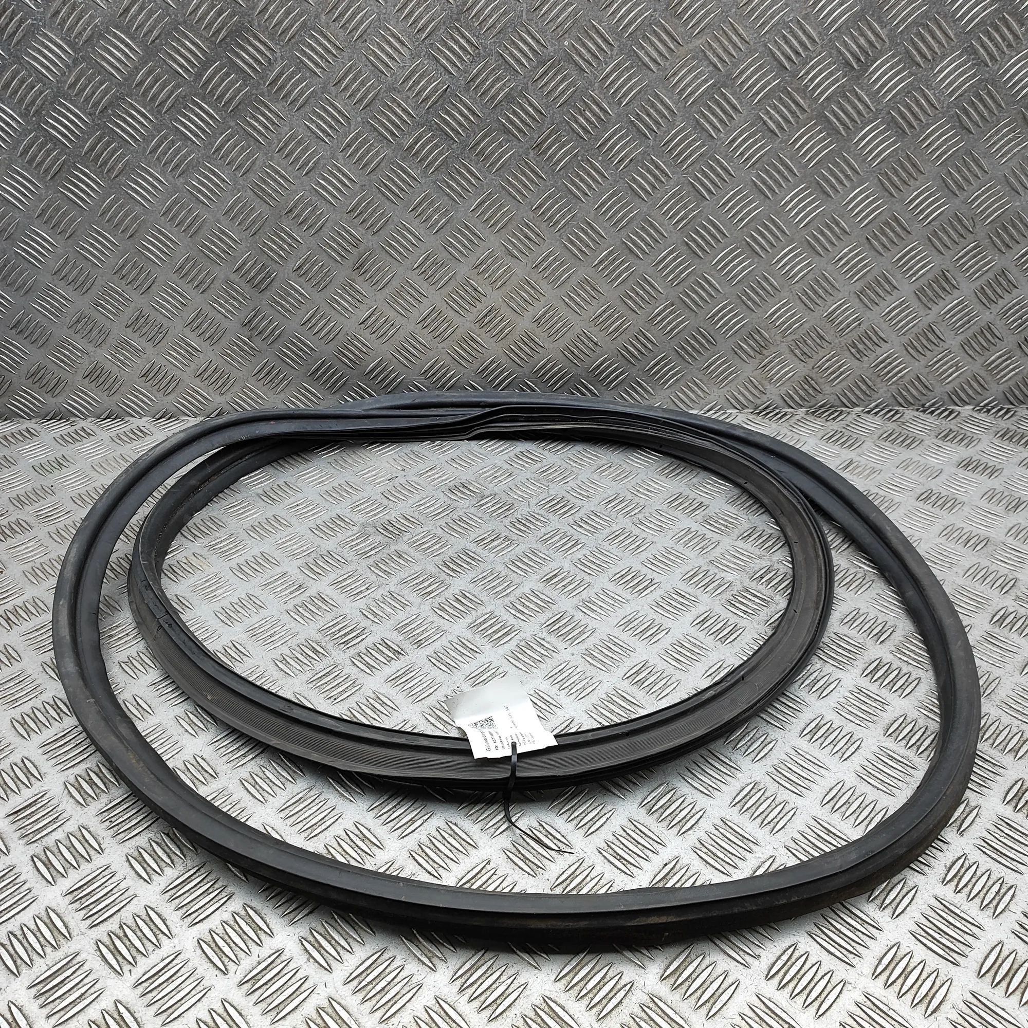 Kia Sorento Tailgate rubber seal Tailgate rubber seal — KIA SORENTO (III UM) (20...